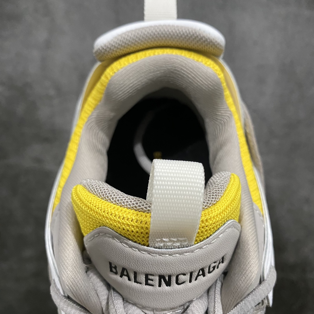 图片[9]-【纯原VG版】 BALENCIAGA Track 3.0 巴黎世家三代复古老爹鞋 灰黄 正确做旧版n 全套原纸板楦头开发 最原汁原味的灵魂版型 全鞋荧光划线卡点 胶水把控整洁度追求极致完美 每一双都是工艺品 多重QC质检 超越公司货的品控标准 实实在在的免检产品 原盒原配 正确字体电绣 粗细、位置、大小正确 侧边TPU 透气孔匹配意产原版 正确气垫分离大底 TPU软底 原版一致大底LOGO 立体感十足 原厂皮料水洗做旧 采购原厂网纱 该款鞋采用网眼布和尼龙制成 不含皮革 鞋舌饰有Track.2橡胶品牌标识 外侧饰有橡胶品牌标识 泡沫后帮压印品牌标识 外底正面压印BB标识 由176块饰片拼接而成的铰接式鞋面 侧面配金属质感网眼布 内面配有额外金属光泽饰件 包含1副鞋带和1副备用鞋带 后帮配有拉环鞋提 动态鞋底设计 为双脚带来后续的助力  正常尺码Size：35 36 37 38 39 40 41 42 43 44 45 46-莆田鞋批发中心