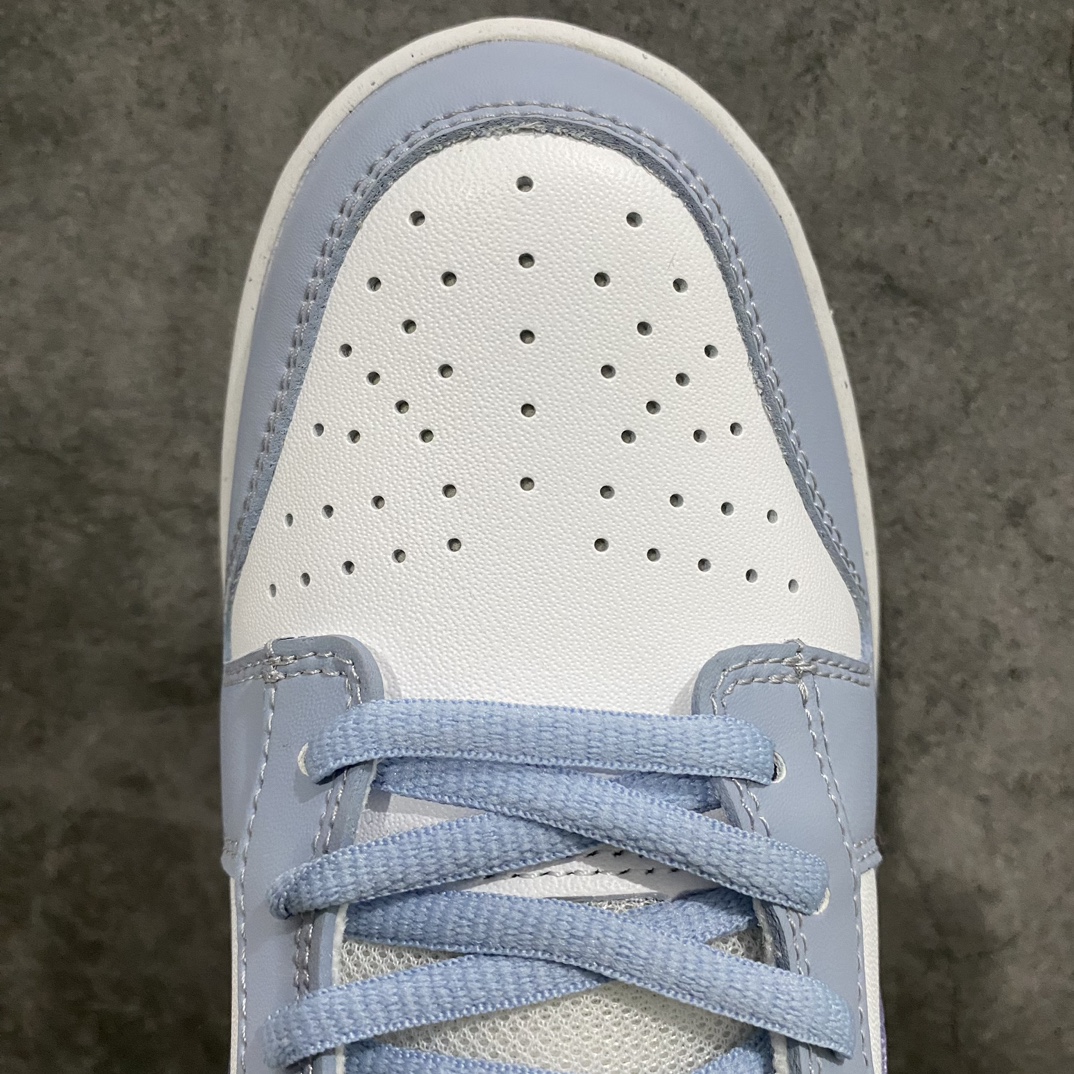 图片[5]-【纯原L版】 Nike Dunk Low“White Blue”的这款产品采用其通常的皮革材质制成，配有网眼鞋舌和付里。它的特点是带有柔和的蓝色覆盖层和相配的鞋带的白色底座。这款鞋的亮点是彩虹色的 Swooshes 、鞋舌和鞋跟，鞋垫上印有耐克的风车标志。Nike Grind 双色调橡胶外底完善了设计 货号：FJ4668-400nsize：35.5 36 36.5 37.5 38 38.5 39 40 40.5 41 42 42.5 43 44 44.5 45 46-莆田鞋批发中心