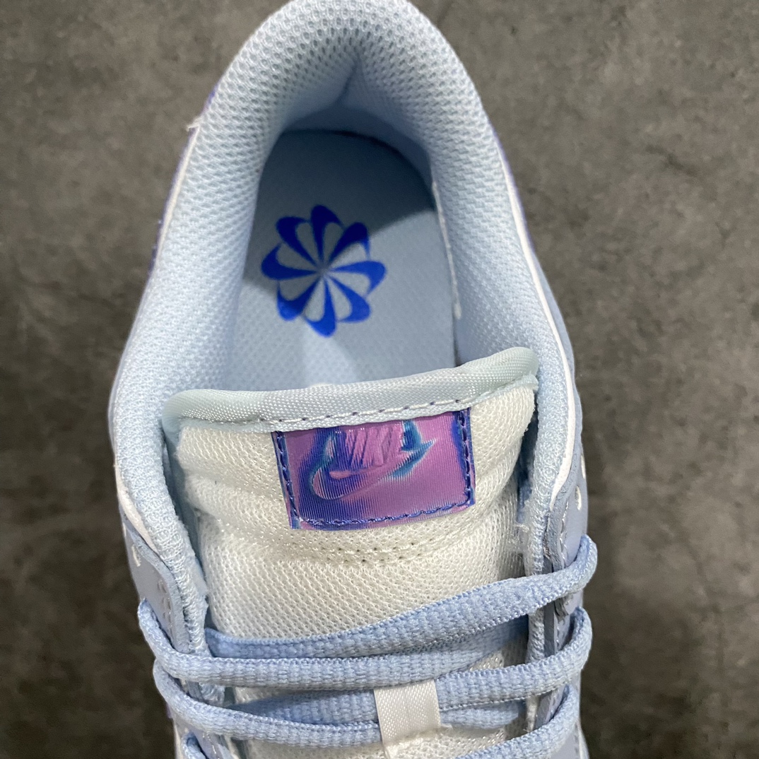 图片[8]-【纯原L版】 Nike Dunk Low“White Blue”的这款产品采用其通常的皮革材质制成，配有网眼鞋舌和付里。它的特点是带有柔和的蓝色覆盖层和相配的鞋带的白色底座。这款鞋的亮点是彩虹色的 Swooshes 、鞋舌和鞋跟，鞋垫上印有耐克的风车标志。Nike Grind 双色调橡胶外底完善了设计 货号：FJ4668-400nsize：35.5 36 36.5 37.5 38 38.5 39 40 40.5 41 42 42.5 43 44 44.5 45 46-莆田鞋批发中心