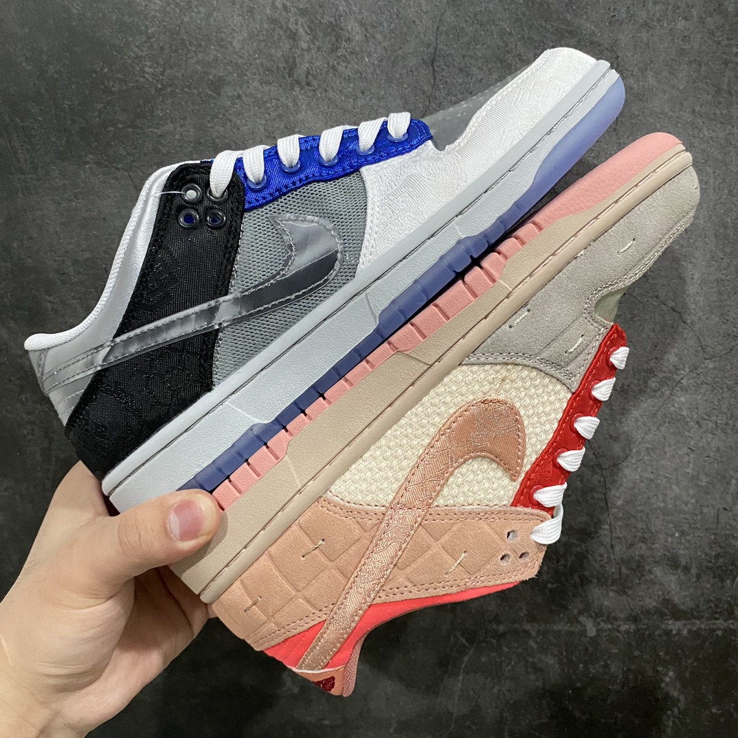 图片[7]-【先行版】CLOT x NK Dunk Low \”What The\” 联名鸳鸯棕蓝灰 FN0316-999鞋身融合了近年来CLOT与Nike合作过的所有经典元素。这波操作不仅是带各位鞋友回顾双方20年来的所有合作，也是为期间创造的经典画上完美的句号。鞋身以\”What The\”标志性的拼接工艺设计，其中最醒目的无疑是「丝绸」材质，本次将CLOT x Nike以往推出的\”红、黑、白、蓝、粉\”五款设计呈现在鞋身，一双顶五双！ 左脚上还带有经典的「兵马俑」纹路，Swoosh下方则是早年与Nike、AUC联手打造的「牙买加」Dunk细节。内侧则是2015年Clot xNike共同打造的「Lunar Force 1」上标志性的Mini鸳鸯Swoosh设计，内侧还带有死亡之吻标志性的鸵鸟皮革。此外在鞋面和后跟均带有Clot x Nike「死亡之吻」标志性的网眼、刺绣设计。右脚则是以前不久合作的CLOT x Dunk High的「液态银」SWOOSH和后跟车呈现。此外最具争议的应该就是鞋头部分的设计，分别以死亡之吻和CLOT x Sacai联名的「透明/蝉翼」材质打造，不知道各位能否接受呢？鞋垫上则是代表中医针灸的「穴位图」，并且带有CLOT 20周年以及Nike字样，表明鞋款主题。鞋底也分别采用死亡之吻经典的水晶外底和兵马俑的橘红色呈现，为整个设计收尾。SIZE：35.5 36 36.5 37.5 38 38.5 39 40 40.5 41 42 42.5 43 44 44.5 45 46-莆田鞋批发中心