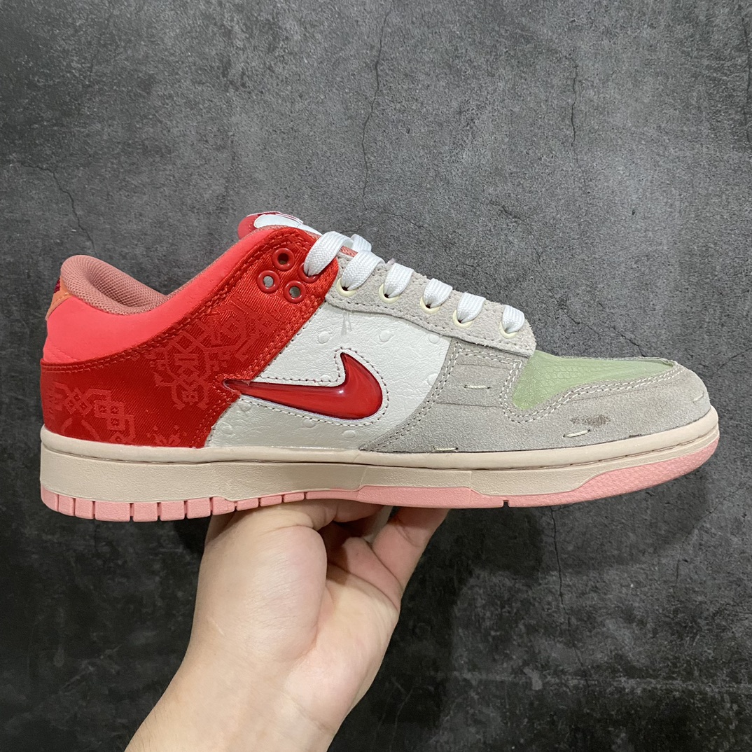 图片[3]-【先行版】CLOT x NK Dunk Low \”What The\” 联名鸳鸯棕蓝灰 FN0316-999鞋身融合了近年来CLOT与Nike合作过的所有经典元素。这波操作不仅是带各位鞋友回顾双方20年来的所有合作，也是为期间创造的经典画上完美的句号。鞋身以\”What The\”标志性的拼接工艺设计，其中最醒目的无疑是「丝绸」材质，本次将CLOT x Nike以往推出的\”红、黑、白、蓝、粉\”五款设计呈现在鞋身，一双顶五双！ 左脚上还带有经典的「兵马俑」纹路，Swoosh下方则是早年与Nike、AUC联手打造的「牙买加」Dunk细节。内侧则是2015年Clot xNike共同打造的「Lunar Force 1」上标志性的Mini鸳鸯Swoosh设计，内侧还带有死亡之吻标志性的鸵鸟皮革。此外在鞋面和后跟均带有Clot x Nike「死亡之吻」标志性的网眼、刺绣设计。右脚则是以前不久合作的CLOT x Dunk High的「液态银」SWOOSH和后跟车呈现。此外最具争议的应该就是鞋头部分的设计，分别以死亡之吻和CLOT x Sacai联名的「透明/蝉翼」材质打造，不知道各位能否接受呢？鞋垫上则是代表中医针灸的「穴位图」，并且带有CLOT 20周年以及Nike字样，表明鞋款主题。鞋底也分别采用死亡之吻经典的水晶外底和兵马俑的橘红色呈现，为整个设计收尾。SIZE：35.5 36 36.5 37.5 38 38.5 39 40 40.5 41 42 42.5 43 44 44.5 45 46-莆田鞋批发中心