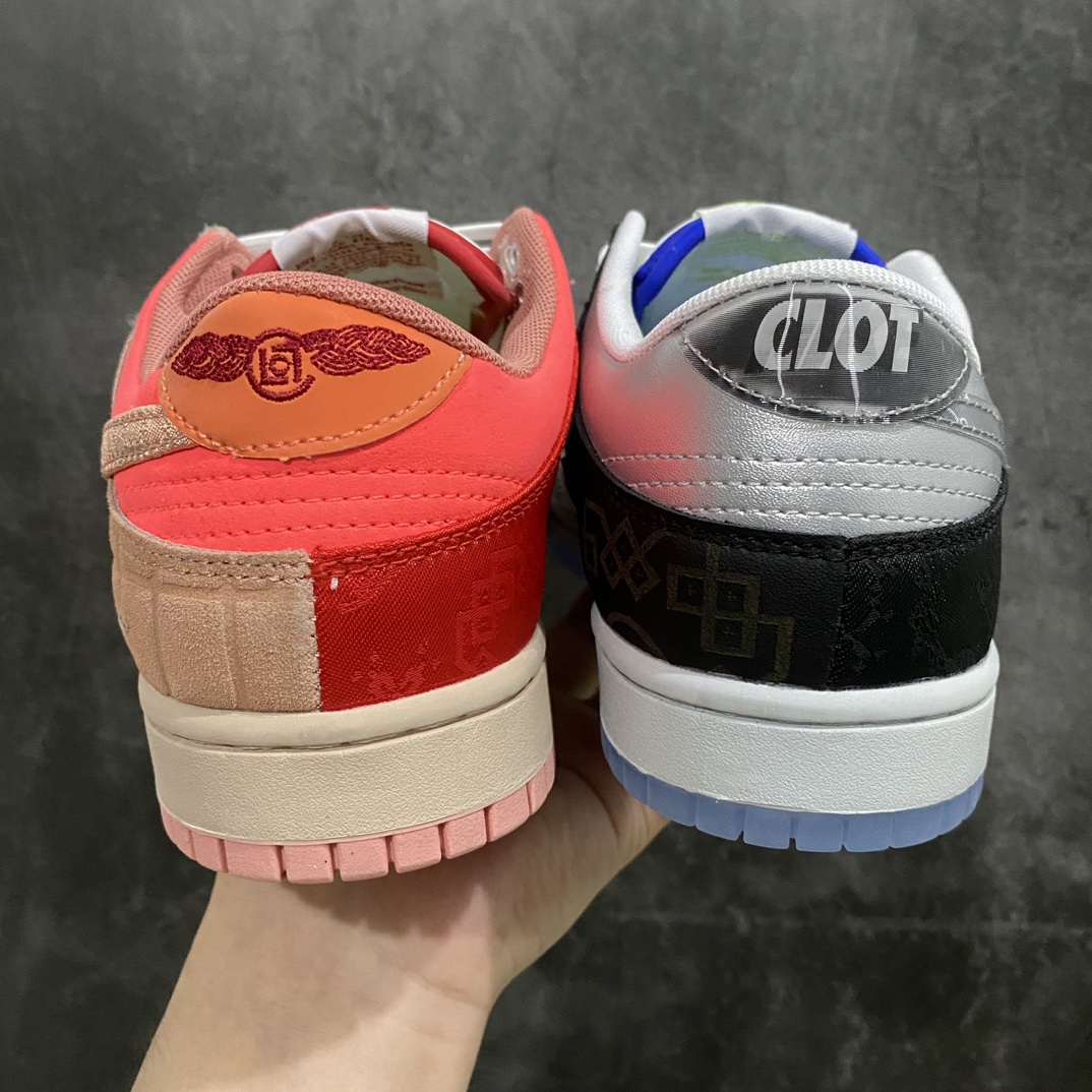 图片[9]-【先行版】CLOT x NK Dunk Low \”What The\” 联名鸳鸯棕蓝灰 FN0316-999鞋身融合了近年来CLOT与Nike合作过的所有经典元素。这波操作不仅是带各位鞋友回顾双方20年来的所有合作，也是为期间创造的经典画上完美的句号。鞋身以\”What The\”标志性的拼接工艺设计，其中最醒目的无疑是「丝绸」材质，本次将CLOT x Nike以往推出的\”红、黑、白、蓝、粉\”五款设计呈现在鞋身，一双顶五双！ 左脚上还带有经典的「兵马俑」纹路，Swoosh下方则是早年与Nike、AUC联手打造的「牙买加」Dunk细节。内侧则是2015年Clot xNike共同打造的「Lunar Force 1」上标志性的Mini鸳鸯Swoosh设计，内侧还带有死亡之吻标志性的鸵鸟皮革。此外在鞋面和后跟均带有Clot x Nike「死亡之吻」标志性的网眼、刺绣设计。右脚则是以前不久合作的CLOT x Dunk High的「液态银」SWOOSH和后跟车呈现。此外最具争议的应该就是鞋头部分的设计，分别以死亡之吻和CLOT x Sacai联名的「透明/蝉翼」材质打造，不知道各位能否接受呢？鞋垫上则是代表中医针灸的「穴位图」，并且带有CLOT 20周年以及Nike字样，表明鞋款主题。鞋底也分别采用死亡之吻经典的水晶外底和兵马俑的橘红色呈现，为整个设计收尾。SIZE：35.5 36 36.5 37.5 38 38.5 39 40 40.5 41 42 42.5 43 44 44.5 45 46-莆田鞋批发中心