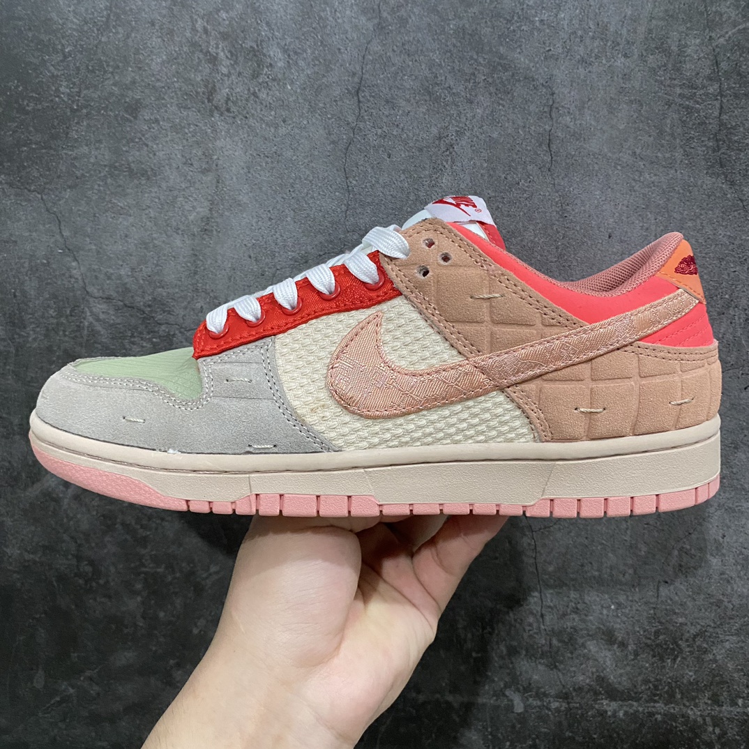 图片[4]-【先行版】CLOT x NK Dunk Low \”What The\” 联名鸳鸯棕蓝灰 FN0316-999鞋身融合了近年来CLOT与Nike合作过的所有经典元素。这波操作不仅是带各位鞋友回顾双方20年来的所有合作，也是为期间创造的经典画上完美的句号。鞋身以\”What The\”标志性的拼接工艺设计，其中最醒目的无疑是「丝绸」材质，本次将CLOT x Nike以往推出的\”红、黑、白、蓝、粉\”五款设计呈现在鞋身，一双顶五双！ 左脚上还带有经典的「兵马俑」纹路，Swoosh下方则是早年与Nike、AUC联手打造的「牙买加」Dunk细节。内侧则是2015年Clot xNike共同打造的「Lunar Force 1」上标志性的Mini鸳鸯Swoosh设计，内侧还带有死亡之吻标志性的鸵鸟皮革。此外在鞋面和后跟均带有Clot x Nike「死亡之吻」标志性的网眼、刺绣设计。右脚则是以前不久合作的CLOT x Dunk High的「液态银」SWOOSH和后跟车呈现。此外最具争议的应该就是鞋头部分的设计，分别以死亡之吻和CLOT x Sacai联名的「透明/蝉翼」材质打造，不知道各位能否接受呢？鞋垫上则是代表中医针灸的「穴位图」，并且带有CLOT 20周年以及Nike字样，表明鞋款主题。鞋底也分别采用死亡之吻经典的水晶外底和兵马俑的橘红色呈现，为整个设计收尾。SIZE：35.5 36 36.5 37.5 38 38.5 39 40 40.5 41 42 42.5 43 44 44.5 45 46-莆田鞋批发中心