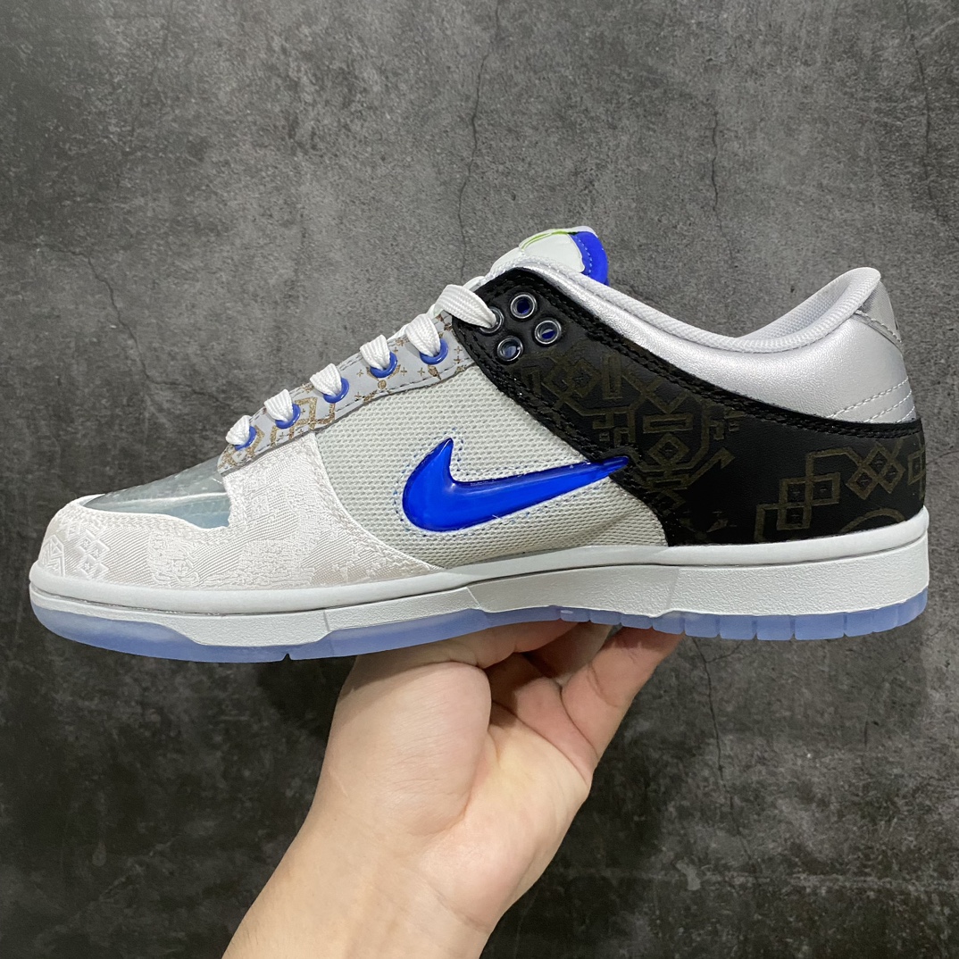 图片[2]-【先行版】CLOT x NK Dunk Low \”What The\” 联名鸳鸯棕蓝灰 FN0316-999鞋身融合了近年来CLOT与Nike合作过的所有经典元素。这波操作不仅是带各位鞋友回顾双方20年来的所有合作，也是为期间创造的经典画上完美的句号。鞋身以\”What The\”标志性的拼接工艺设计，其中最醒目的无疑是「丝绸」材质，本次将CLOT x Nike以往推出的\”红、黑、白、蓝、粉\”五款设计呈现在鞋身，一双顶五双！ 左脚上还带有经典的「兵马俑」纹路，Swoosh下方则是早年与Nike、AUC联手打造的「牙买加」Dunk细节。内侧则是2015年Clot xNike共同打造的「Lunar Force 1」上标志性的Mini鸳鸯Swoosh设计，内侧还带有死亡之吻标志性的鸵鸟皮革。此外在鞋面和后跟均带有Clot x Nike「死亡之吻」标志性的网眼、刺绣设计。右脚则是以前不久合作的CLOT x Dunk High的「液态银」SWOOSH和后跟车呈现。此外最具争议的应该就是鞋头部分的设计，分别以死亡之吻和CLOT x Sacai联名的「透明/蝉翼」材质打造，不知道各位能否接受呢？鞋垫上则是代表中医针灸的「穴位图」，并且带有CLOT 20周年以及Nike字样，表明鞋款主题。鞋底也分别采用死亡之吻经典的水晶外底和兵马俑的橘红色呈现，为整个设计收尾。SIZE：35.5 36 36.5 37.5 38 38.5 39 40 40.5 41 42 42.5 43 44 44.5 45 46-莆田鞋批发中心