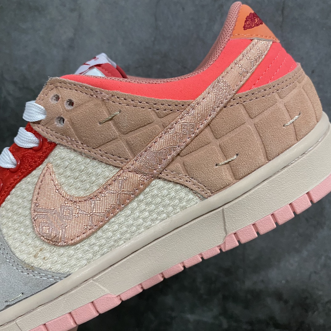 图片[7]-【先行版】CLOT x NK Dunk Low \”What The\” 联名鸳鸯棕蓝灰 FN0316-999鞋身融合了近年来CLOT与Nike合作过的所有经典元素。这波操作不仅是带各位鞋友回顾双方20年来的所有合作，也是为期间创造的经典画上完美的句号。鞋身以\”What The\”标志性的拼接工艺设计，其中最醒目的无疑是「丝绸」材质，本次将CLOT x Nike以往推出的\”红、黑、白、蓝、粉\”五款设计呈现在鞋身，一双顶五双！ 左脚上还带有经典的「兵马俑」纹路，Swoosh下方则是早年与Nike、AUC联手打造的「牙买加」Dunk细节。内侧则是2015年Clot xNike共同打造的「Lunar Force 1」上标志性的Mini鸳鸯Swoosh设计，内侧还带有死亡之吻标志性的鸵鸟皮革。此外在鞋面和后跟均带有Clot x Nike「死亡之吻」标志性的网眼、刺绣设计。右脚则是以前不久合作的CLOT x Dunk High的「液态银」SWOOSH和后跟车呈现。此外最具争议的应该就是鞋头部分的设计，分别以死亡之吻和CLOT x Sacai联名的「透明/蝉翼」材质打造，不知道各位能否接受呢？鞋垫上则是代表中医针灸的「穴位图」，并且带有CLOT 20周年以及Nike字样，表明鞋款主题。鞋底也分别采用死亡之吻经典的水晶外底和兵马俑的橘红色呈现，为整个设计收尾。SIZE：35.5 36 36.5 37.5 38 38.5 39 40 40.5 41 42 42.5 43 44 44.5 45 46-莆田鞋批发中心