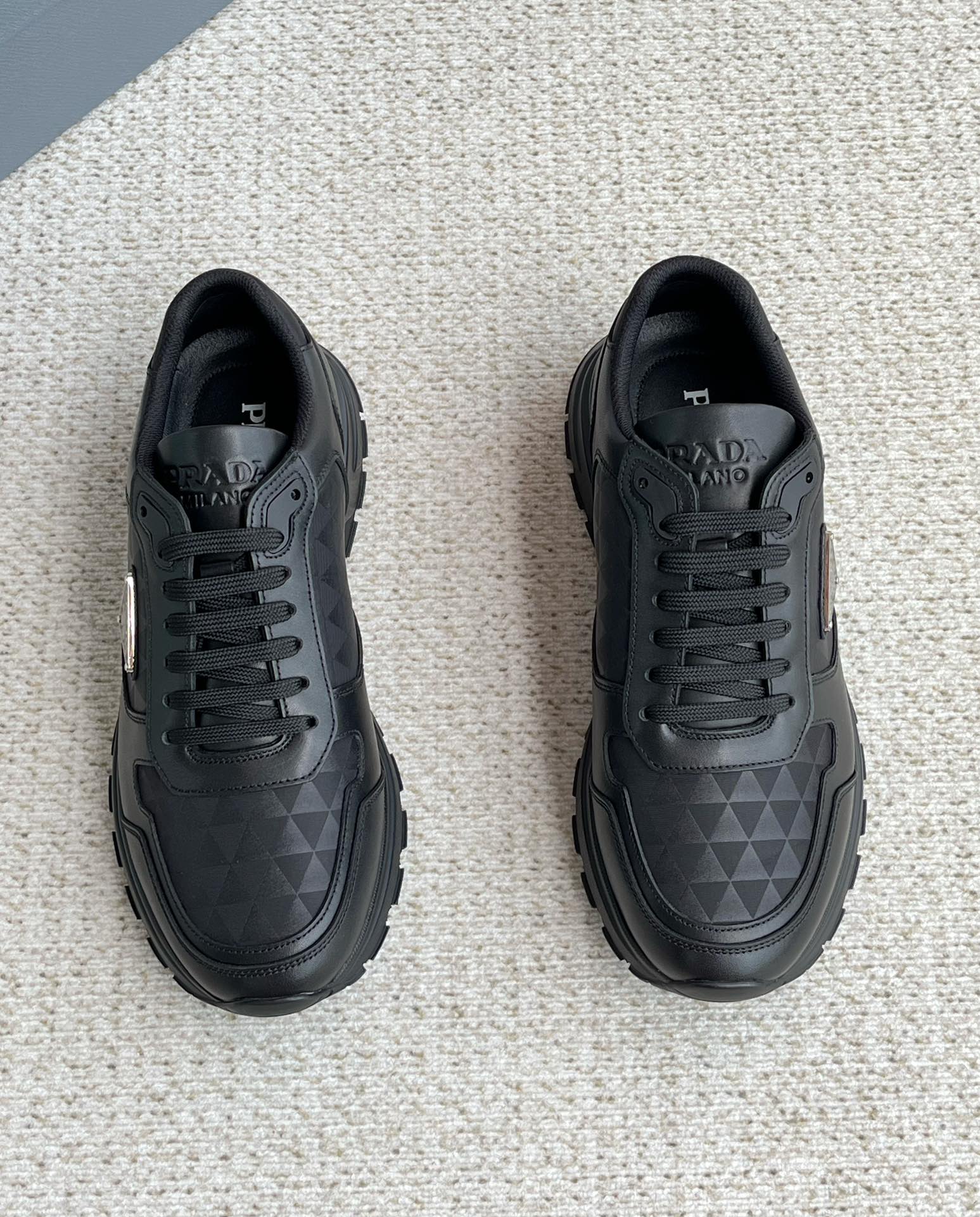 NO:356836,Prada new triangular sports and casual men's shoes. This leather and nylon high-top sneakers are equipped with lightweight sponge rubber sole and screen-printed lettering logo. Product number: 2EE390_3LNW_F0009_F_G000 Upper with nylon ring Upper is decorated with enamel metal triangle logo, tongue palette Prada Milano screen-printed logo Lightweight sponge rubber sole with concave and concave sole pattern Sole 4.5 cm high Removable leather-covered innersole!  Color white black Size 39-40-41-42-43-44 Standard leather shoe size, prada, prada, sneakers19860909Prada普拉达新款三角标运动休闲男鞋 这款皮革和尼龙高帮运动鞋搭载轻质海绵橡胶鞋底和丝网印刷刻字徽标. 商品货号: 2EE390_3LNW_F0009_F_G000 鞋面配穿带尼龙环 鞋面饰涂珐琅金属三角形徽标,鞋舌饰Prada Milano丝网印刷徽标 轻质海绵橡胶鞋底,配凹凸鞋底花纹 鞋底高4.5厘米 可拆卸皮革包覆内底！ 颜色白色 黑色 码数39-40-41-42-43-44 标准皮鞋尺码,,prada,prada,sneakers,Men's shoes