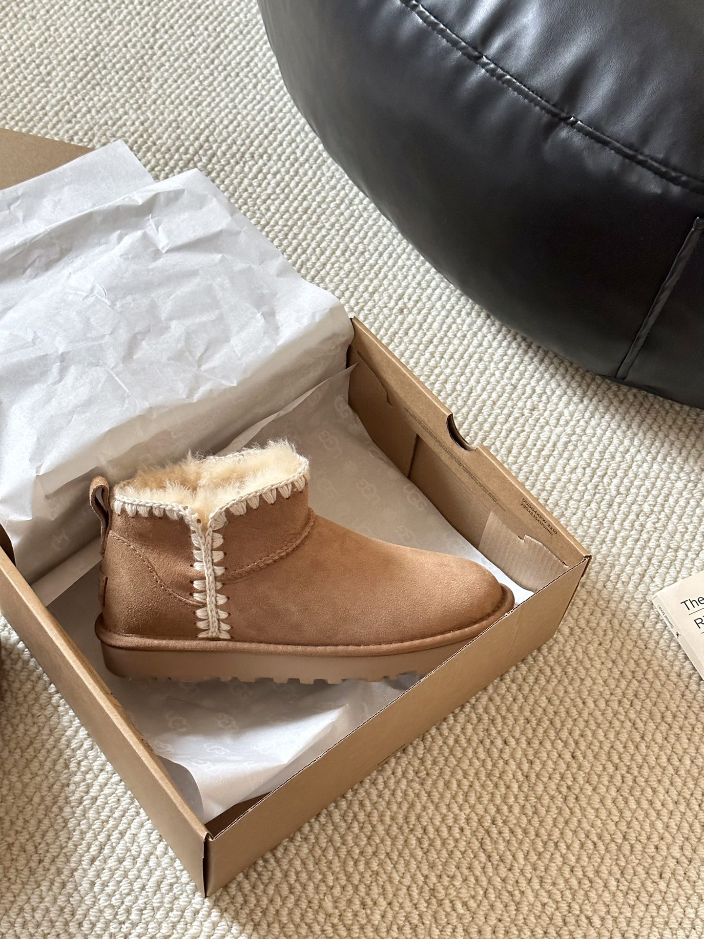 #Ugg 迷你毛线编织
A级羊皮毛一体 +手工编织毛线 
🛒柔软轻翼高弹大底 
size： 35-40