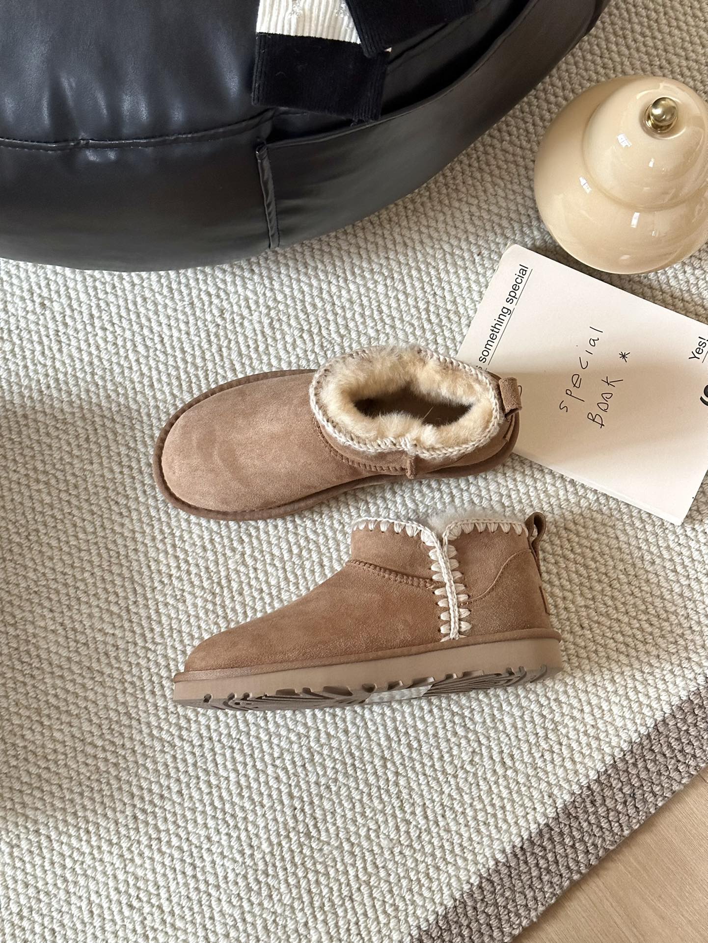 #Ugg 迷你毛线编织
A级羊皮毛一体 +手工编织毛线 
🛒柔软轻翼高弹大底 
size： 35-40