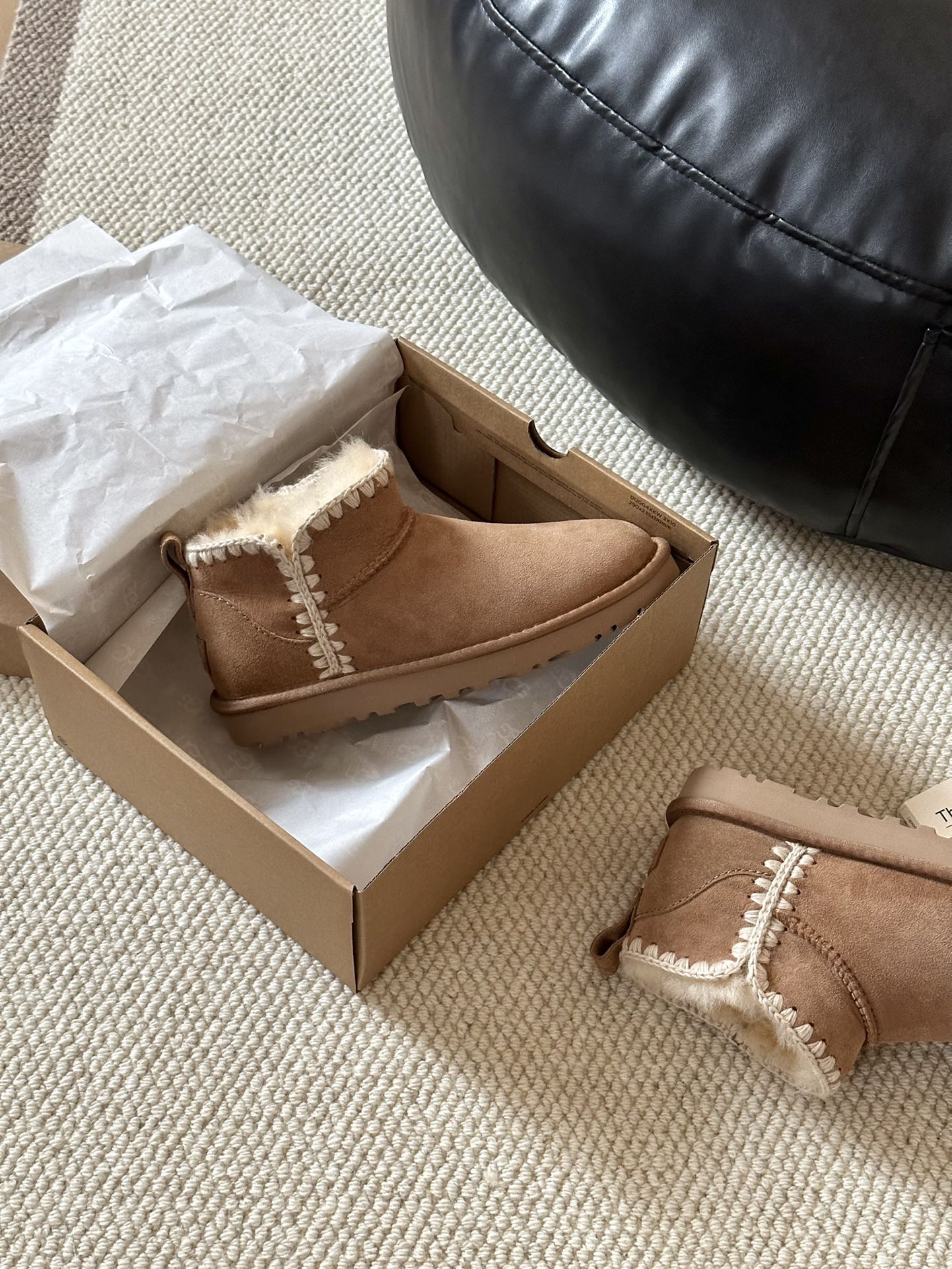#Ugg 迷你毛线编织
A级羊皮毛一体 +手工编织毛线 
🛒柔软轻翼高弹大底 
size： 35-40