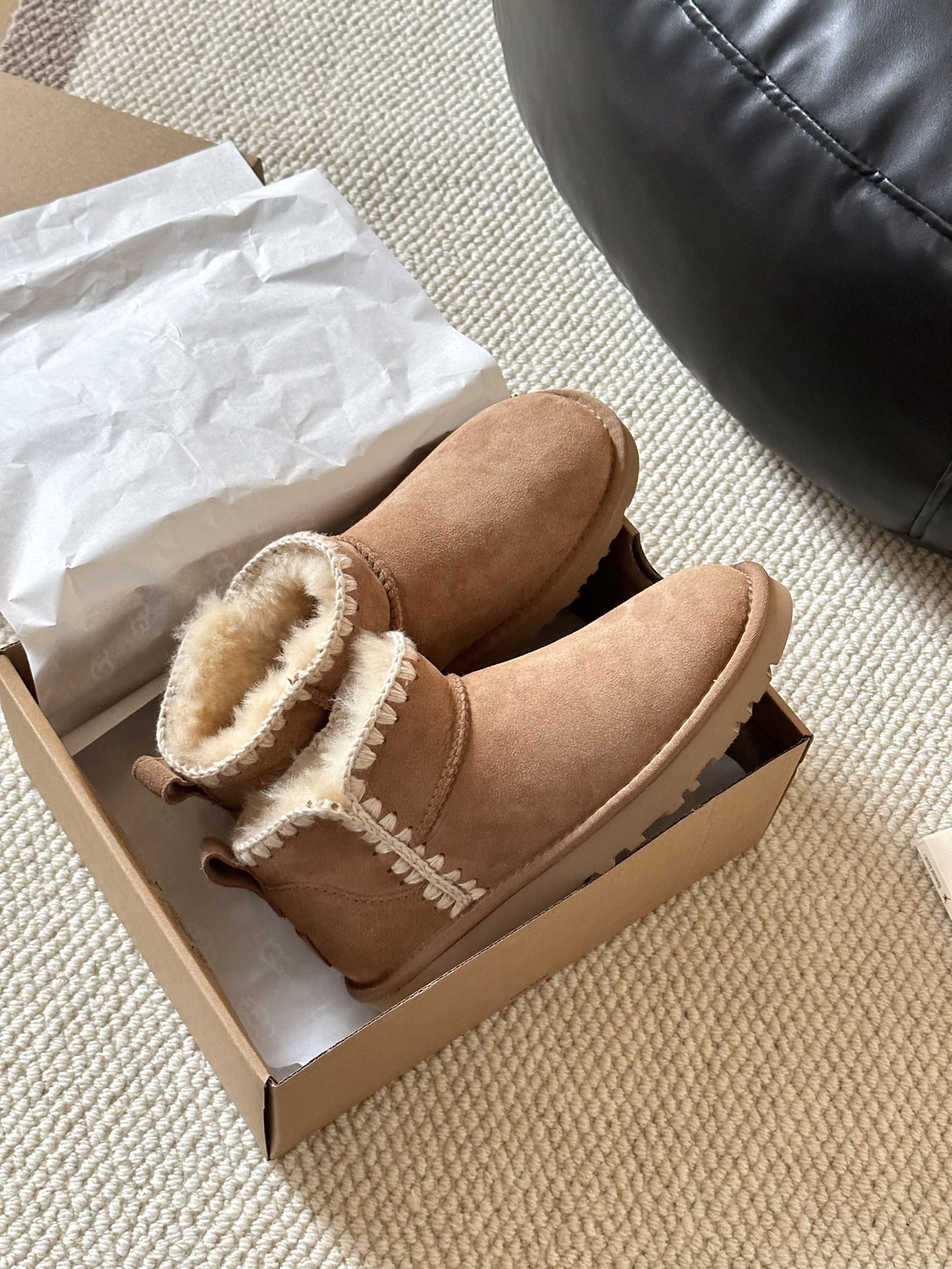 #Ugg 迷你毛线编织
A级羊皮毛一体 +手工编织毛线 
🛒柔软轻翼高弹大底 
size： 35-40