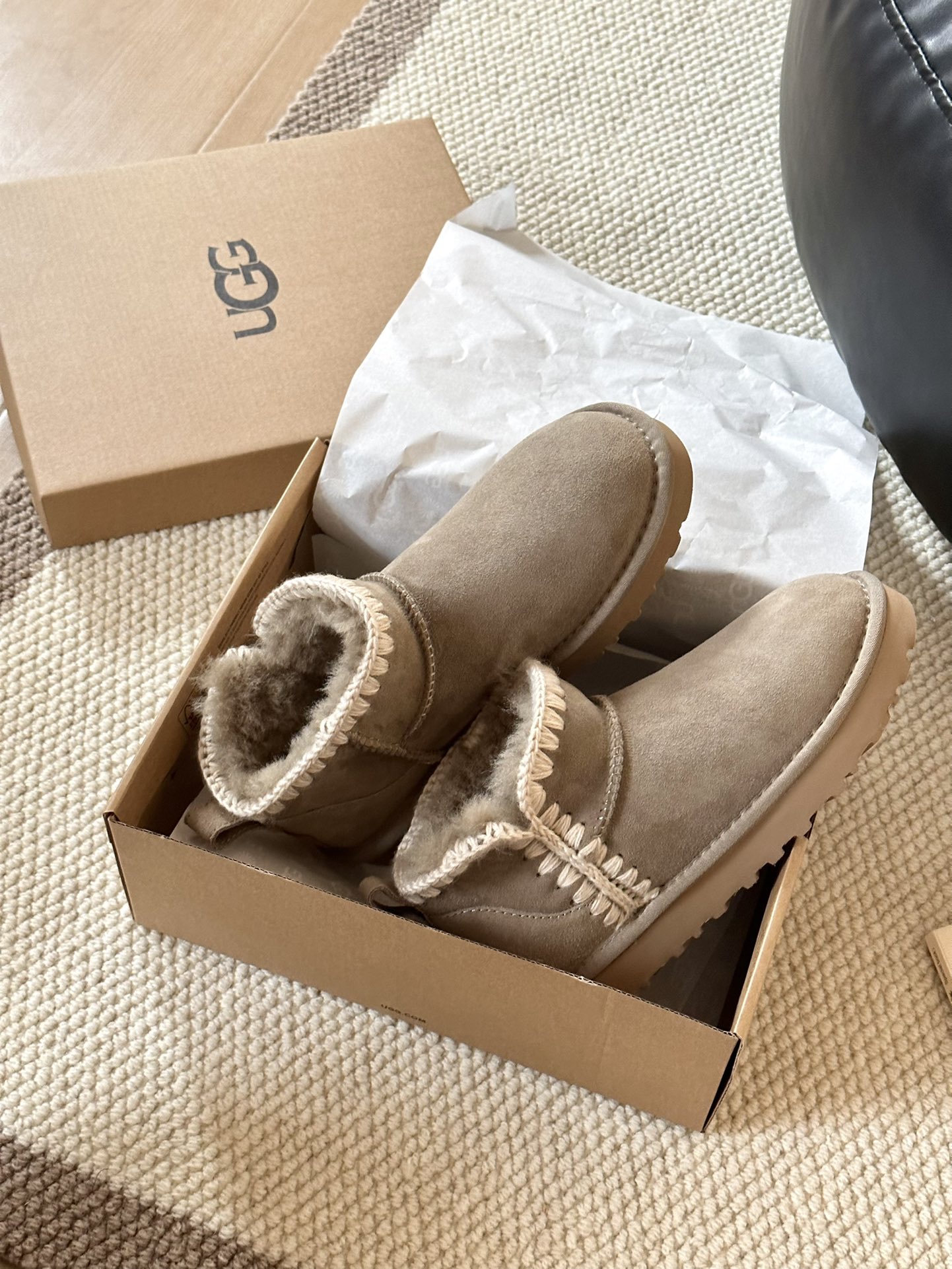 #Ugg 迷你毛线编织
A级羊皮毛一体 +手工编织毛线 
🛒柔软轻翼高弹大底 
size： 35-40