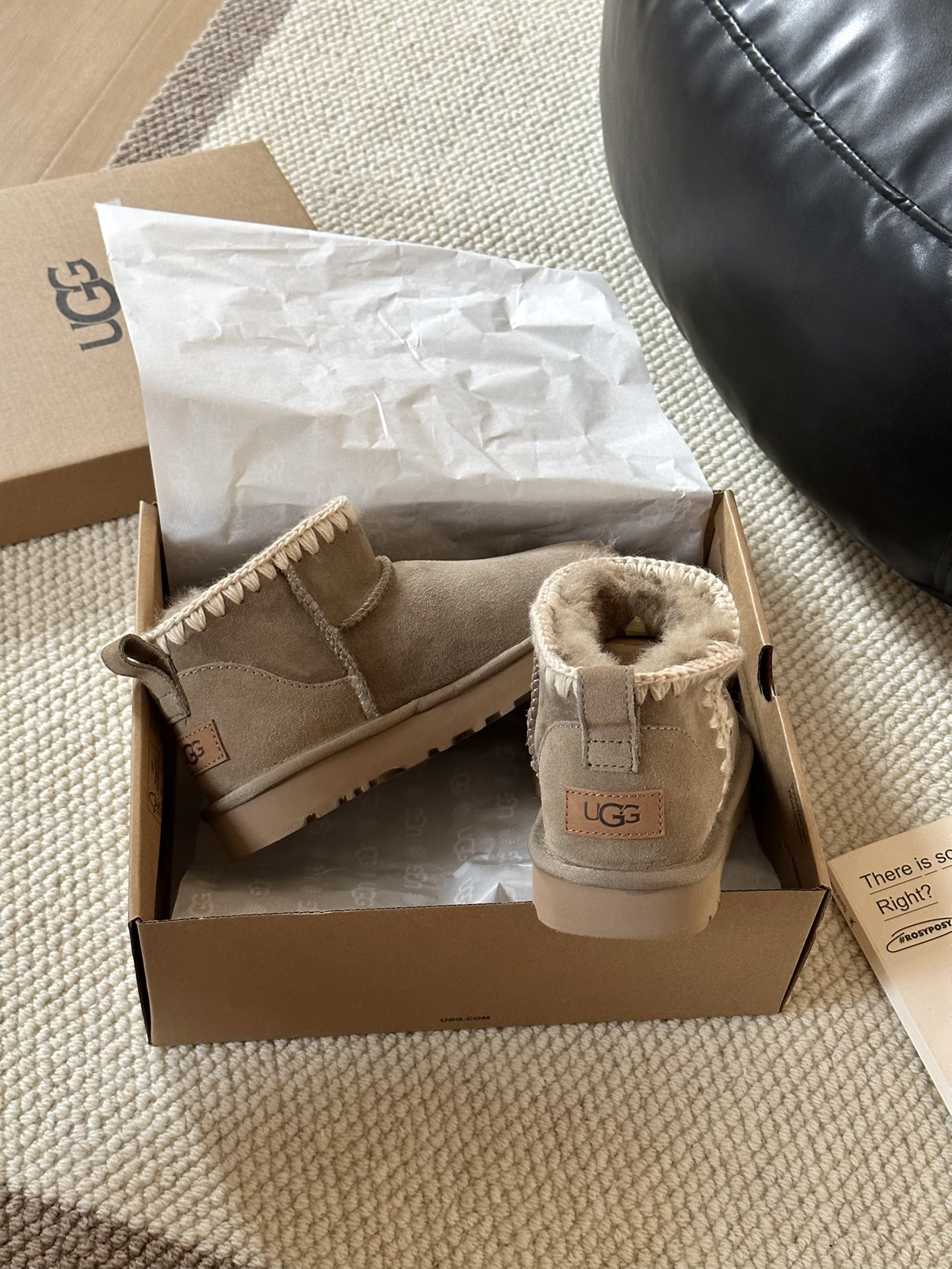 #Ugg 迷你毛线编织
A级羊皮毛一体 +手工编织毛线 
🛒柔软轻翼高弹大底 
size： 35-40