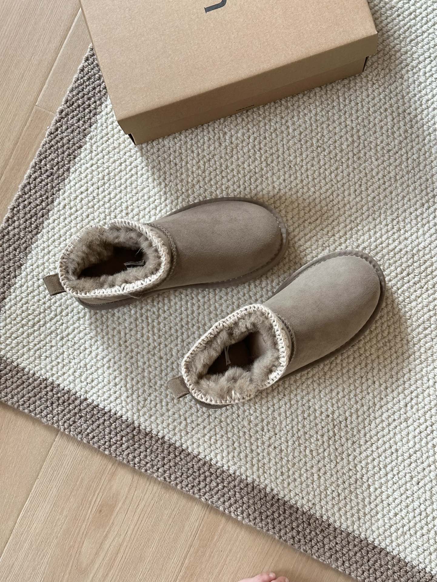 #Ugg 迷你毛线编织
A级羊皮毛一体 +手工编织毛线 
🛒柔软轻翼高弹大底 
size： 35-40