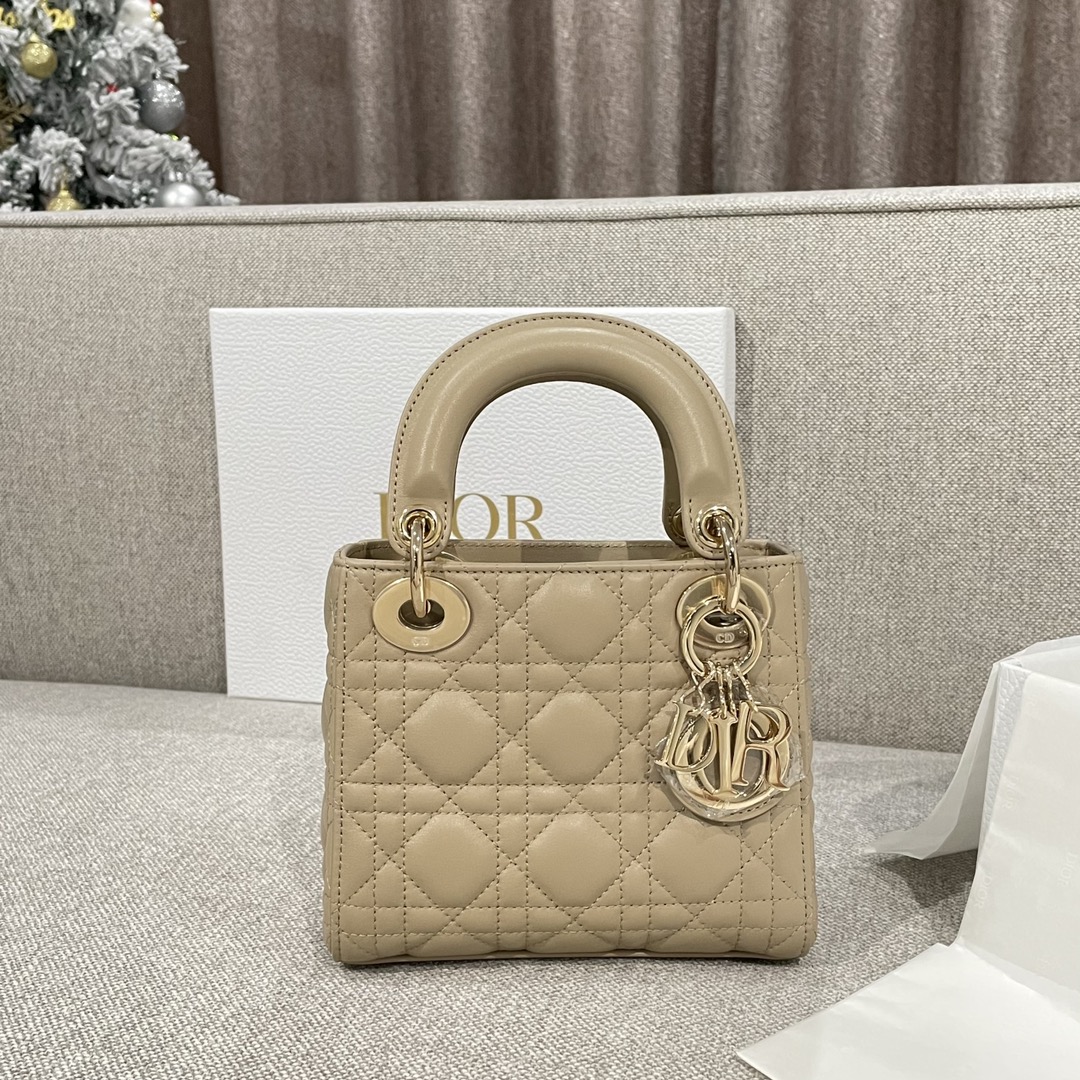 디올 Lady Dior 17cm 베이지 양가죽 까나쥬 백 레플리카