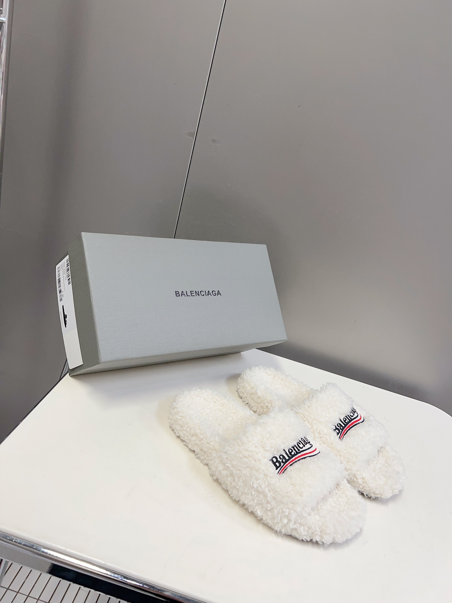 
𝐁𝐀𝐋𝐄𝐍𝐂𝐈𝐀𝐆𝐀｜𝐒𝐒 𝐧𝐞𝐰 
Balenciaga巴黎世家 新款情侣棉拖
可乐刺绣斜纹磨毛棉布