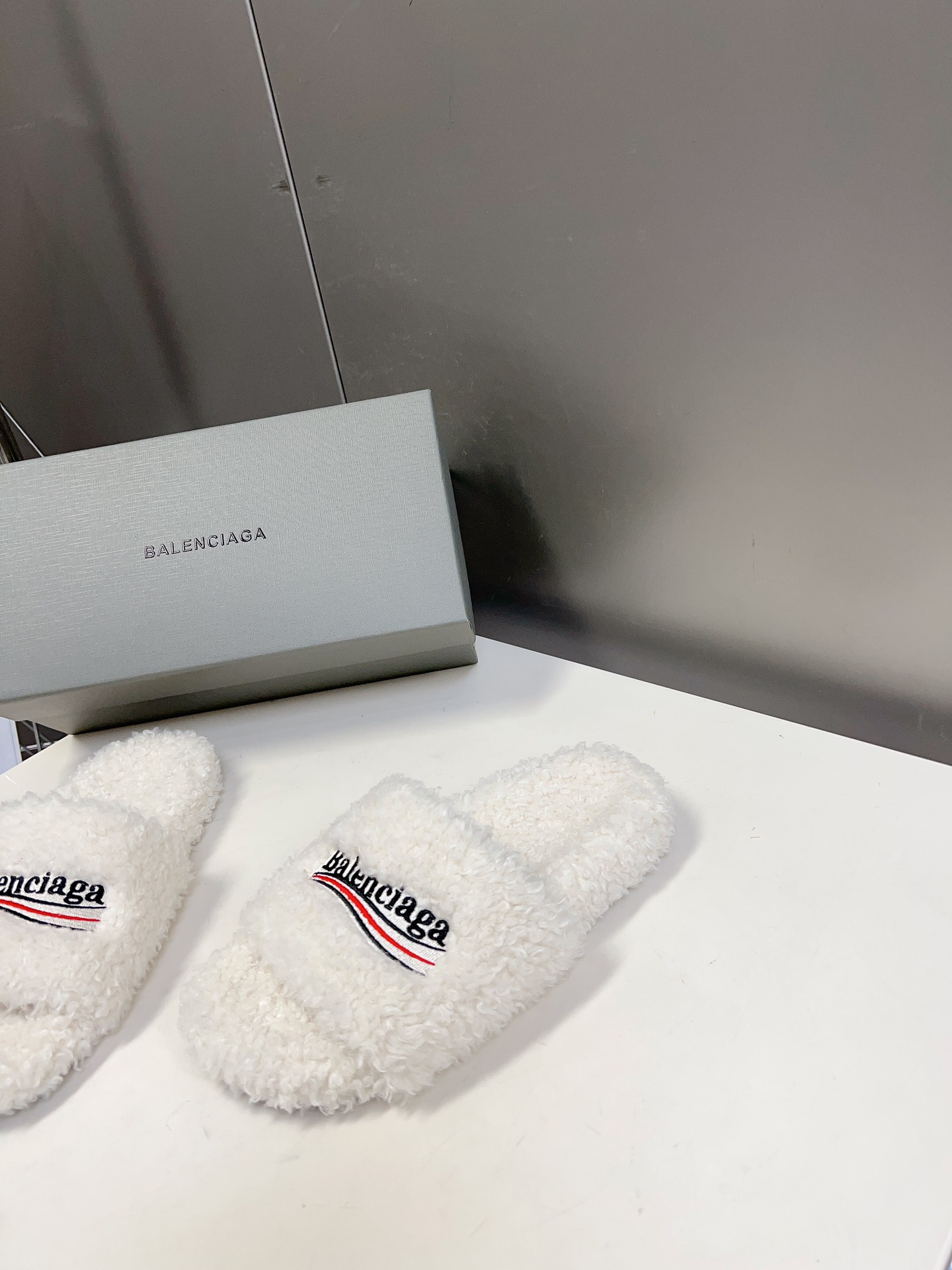 
𝐁𝐀𝐋𝐄𝐍𝐂𝐈𝐀𝐆𝐀｜𝐒𝐒 𝐧𝐞𝐰 
Balenciaga巴黎世家 新款情侣棉拖
可乐刺绣斜纹磨毛棉布
