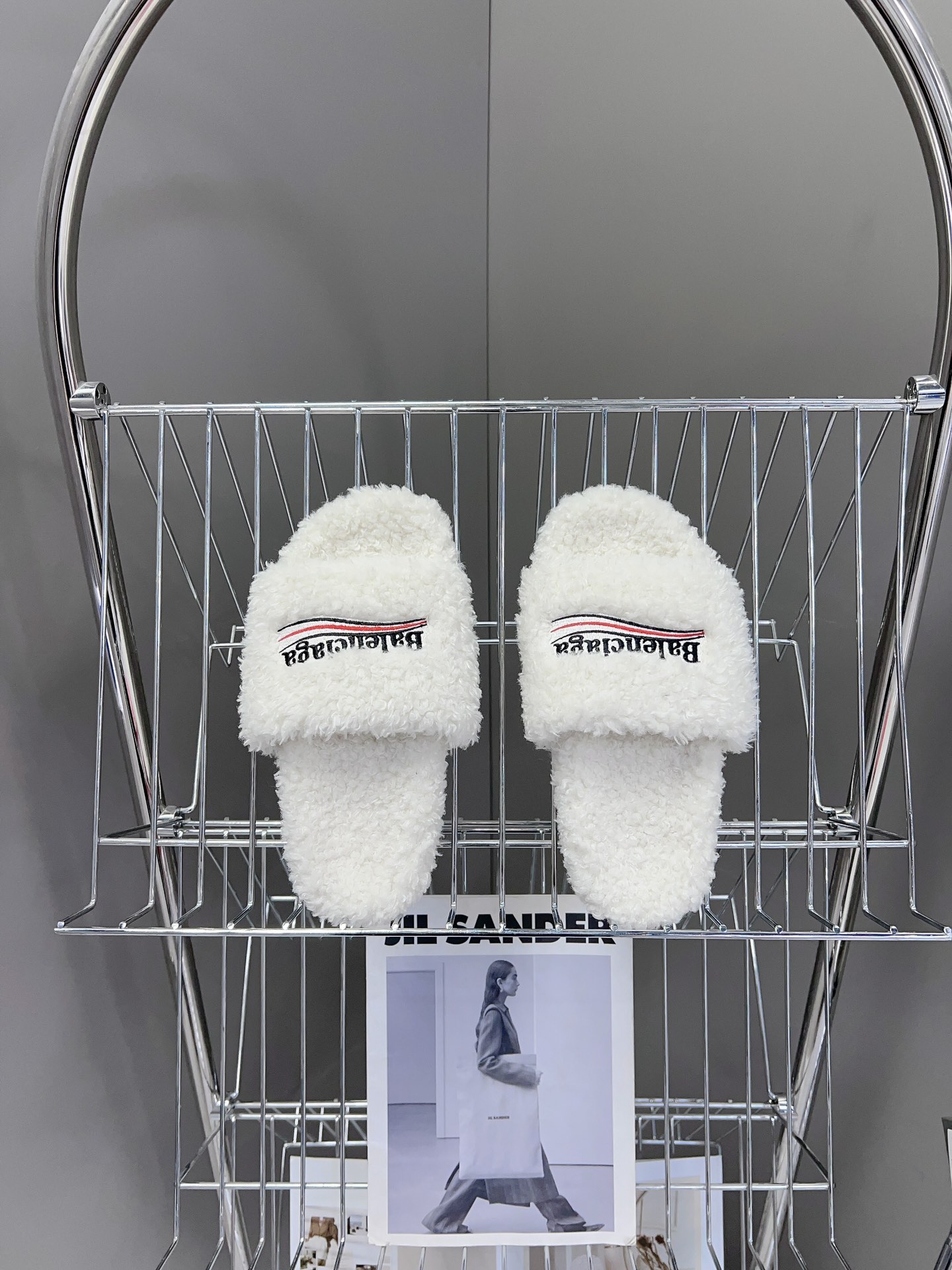 
𝐁𝐀𝐋𝐄𝐍𝐂𝐈𝐀𝐆𝐀｜𝐒𝐒 𝐧𝐞𝐰 
Balenciaga巴黎世家 新款情侣棉拖
可乐刺绣斜纹磨毛棉布