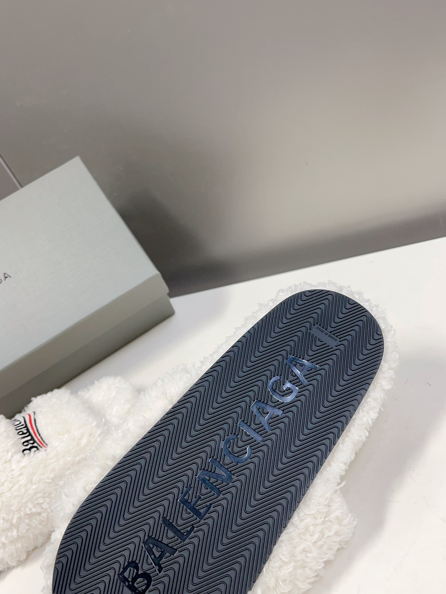 
𝐁𝐀𝐋𝐄𝐍𝐂𝐈𝐀𝐆𝐀｜𝐒𝐒 𝐧𝐞𝐰 
Balenciaga巴黎世家 新款情侣棉拖
可乐刺绣斜纹磨毛棉布