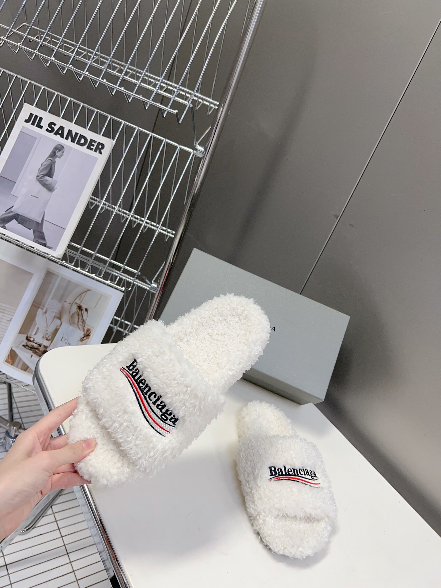 
𝐁𝐀𝐋𝐄𝐍𝐂𝐈𝐀𝐆𝐀｜𝐒𝐒 𝐧𝐞𝐰 
Balenciaga巴黎世家 新款情侣棉拖
可乐刺绣斜纹磨毛棉布