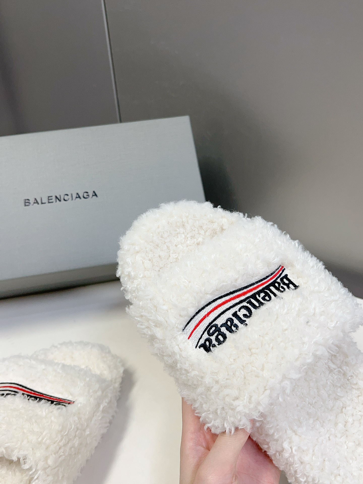 
𝐁𝐀𝐋𝐄𝐍𝐂𝐈𝐀𝐆𝐀｜𝐒𝐒 𝐧𝐞𝐰 
Balenciaga巴黎世家 新款情侣棉拖
可乐刺绣斜纹磨毛棉布