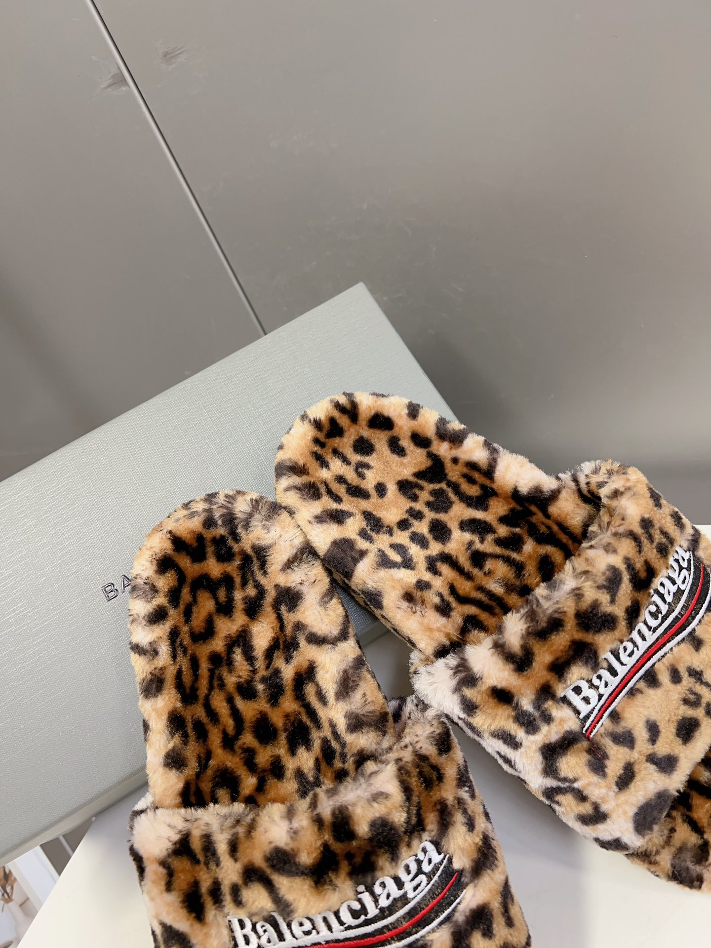 
𝐁𝐀𝐋𝐄𝐍𝐂𝐈𝐀𝐆𝐀｜𝐒𝐒 𝐧𝐞𝐰 
Balenciaga巴黎世家 新款情侣棉拖
可乐刺绣斜纹磨毛棉布