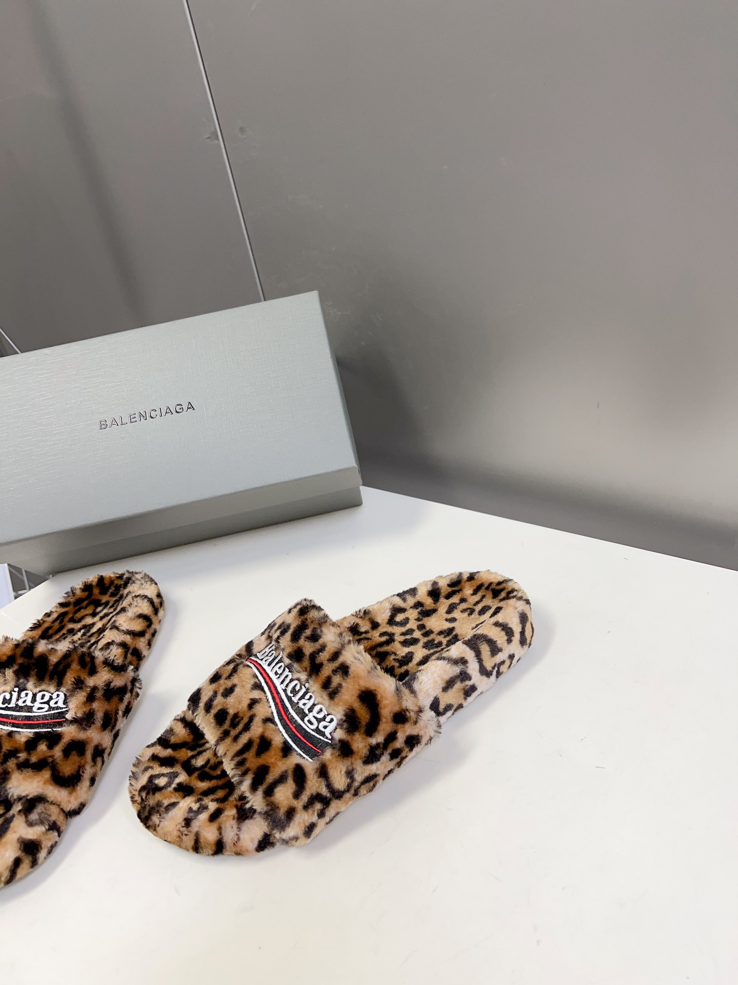
𝐁𝐀𝐋𝐄𝐍𝐂𝐈𝐀𝐆𝐀｜𝐒𝐒 𝐧𝐞𝐰 
Balenciaga巴黎世家 新款情侣棉拖
可乐刺绣斜纹磨毛棉布
