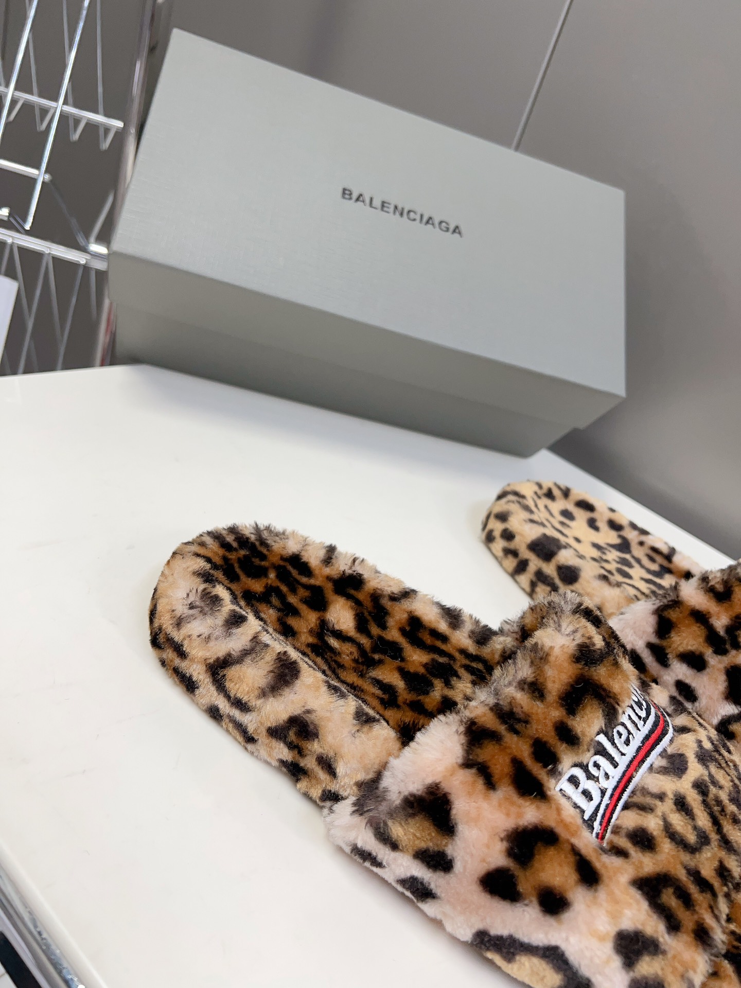 
𝐁𝐀𝐋𝐄𝐍𝐂𝐈𝐀𝐆𝐀｜𝐒𝐒 𝐧𝐞𝐰 
Balenciaga巴黎世家 新款情侣棉拖
可乐刺绣斜纹磨毛棉布