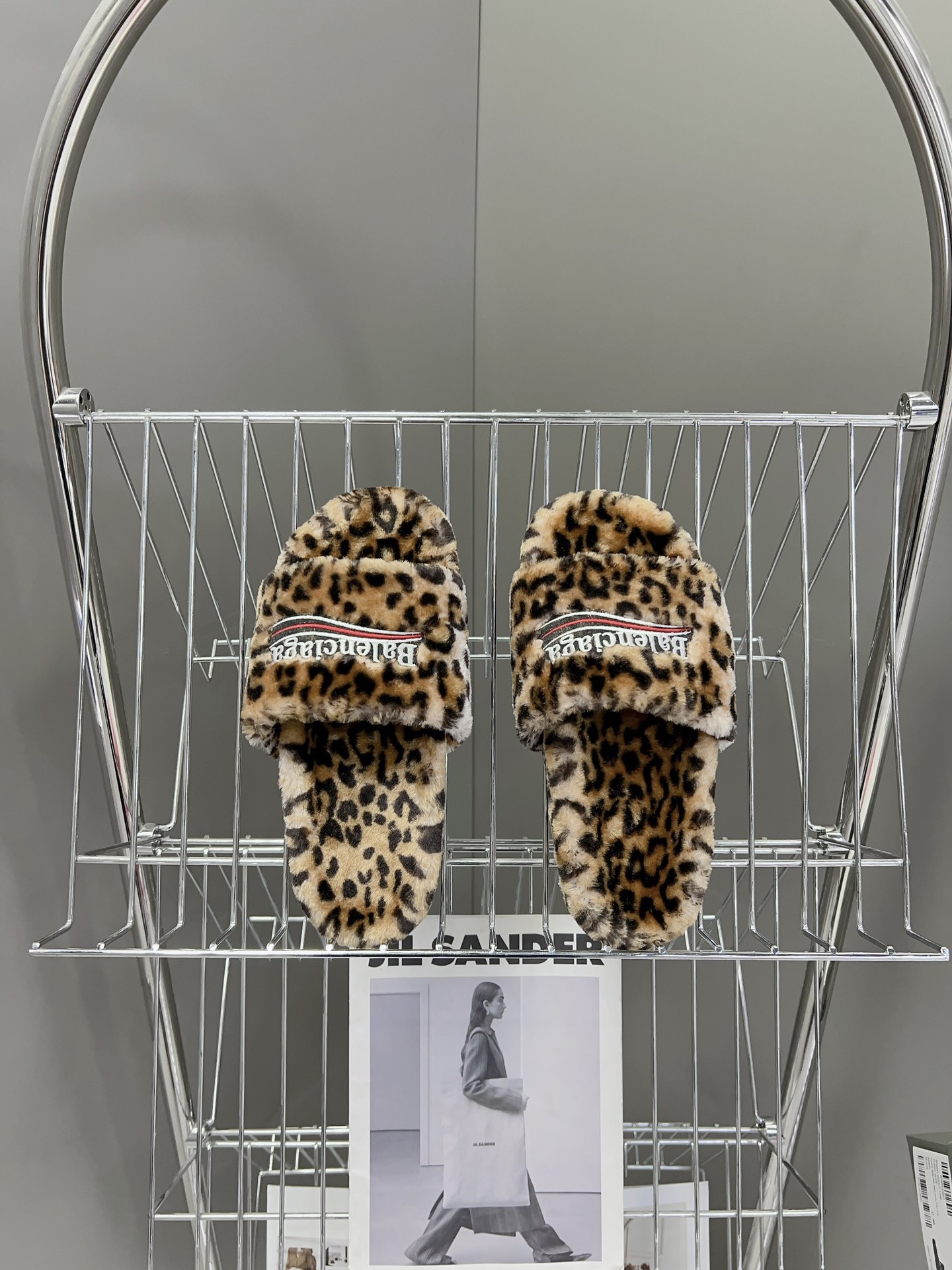 
𝐁𝐀𝐋𝐄𝐍𝐂𝐈𝐀𝐆𝐀｜𝐒𝐒 𝐧𝐞𝐰 
Balenciaga巴黎世家 新款情侣棉拖
可乐刺绣斜纹磨毛棉布