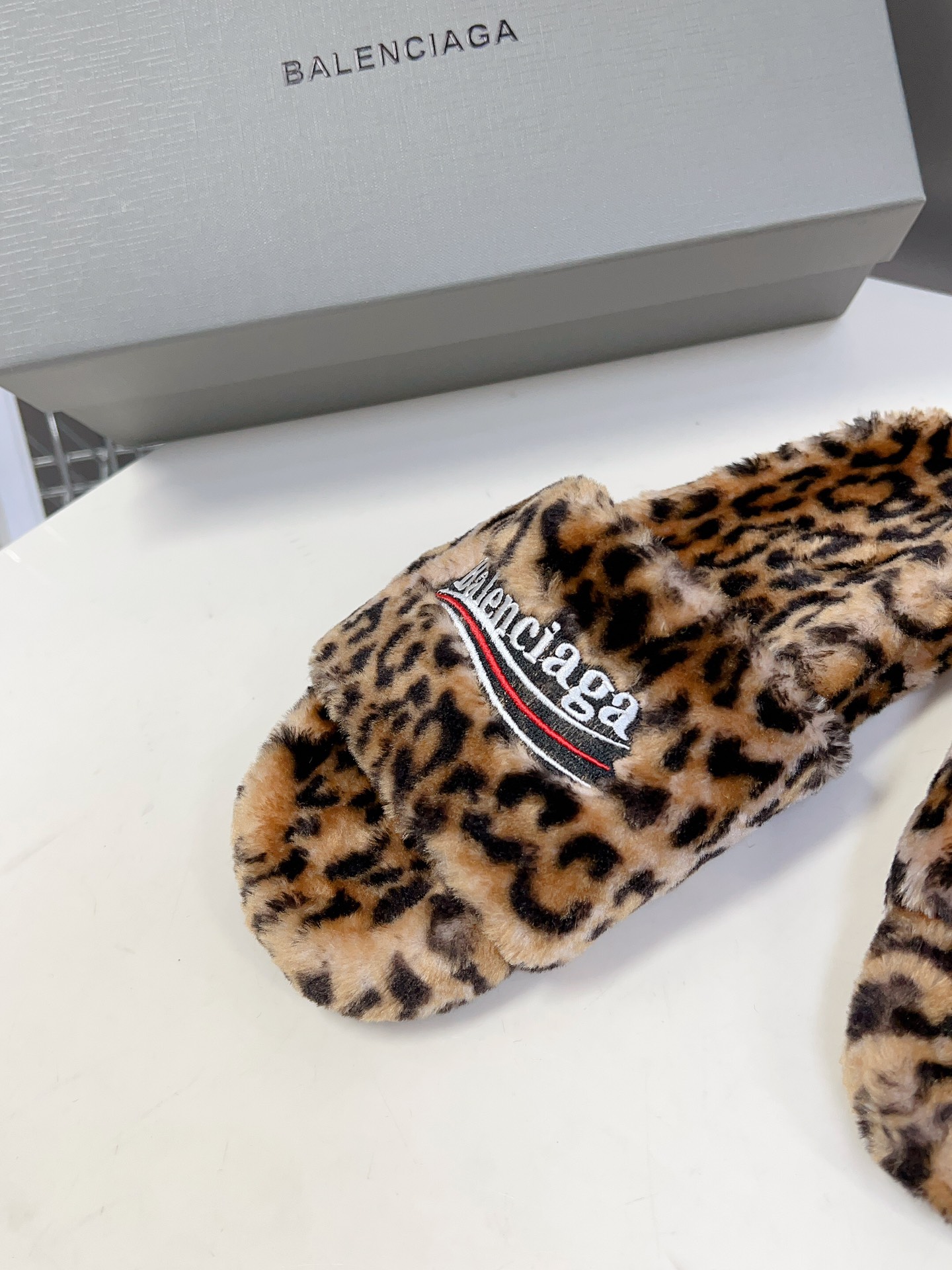 
𝐁𝐀𝐋𝐄𝐍𝐂𝐈𝐀𝐆𝐀｜𝐒𝐒 𝐧𝐞𝐰 
Balenciaga巴黎世家 新款情侣棉拖
可乐刺绣斜纹磨毛棉布