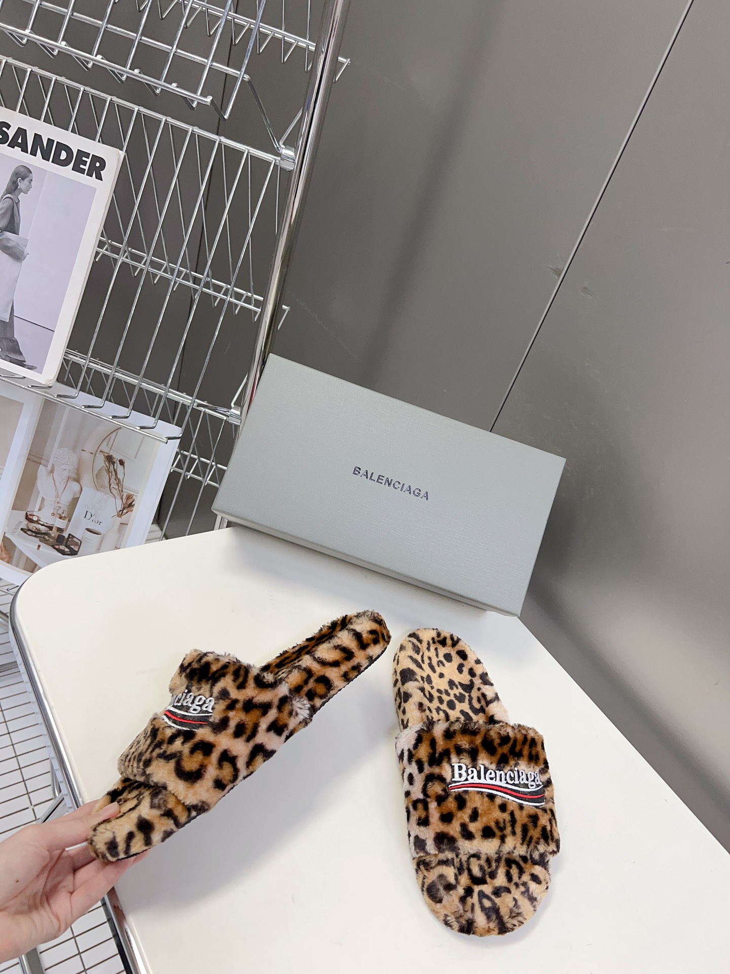 
𝐁𝐀𝐋𝐄𝐍𝐂𝐈𝐀𝐆𝐀｜𝐒𝐒 𝐧𝐞𝐰 
Balenciaga巴黎世家 新款情侣棉拖
可乐刺绣斜纹磨毛棉布