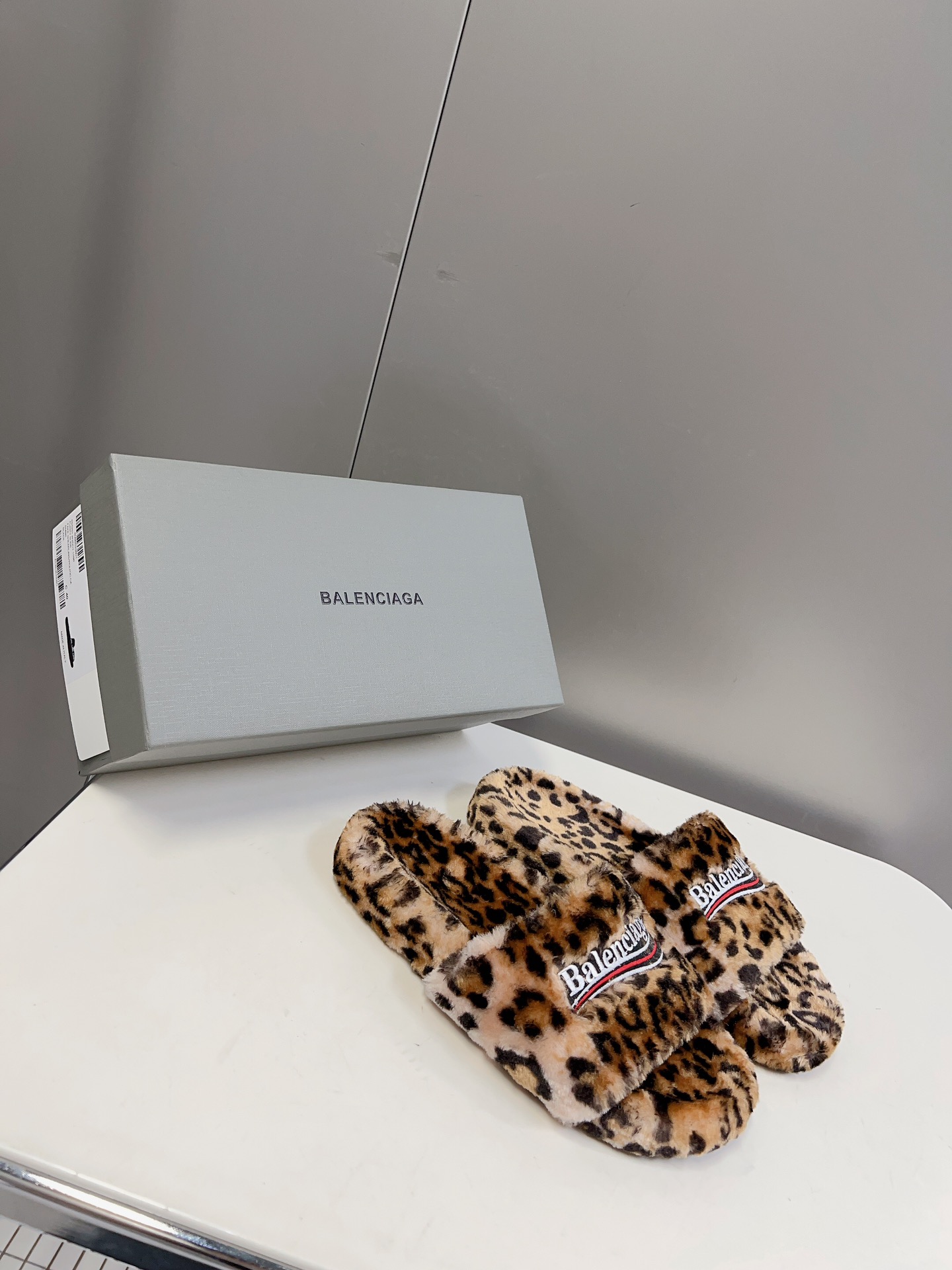 
𝐁𝐀𝐋𝐄𝐍𝐂𝐈𝐀𝐆𝐀｜𝐒𝐒 𝐧𝐞𝐰 
Balenciaga巴黎世家 新款情侣棉拖
可乐刺绣斜纹磨毛棉布