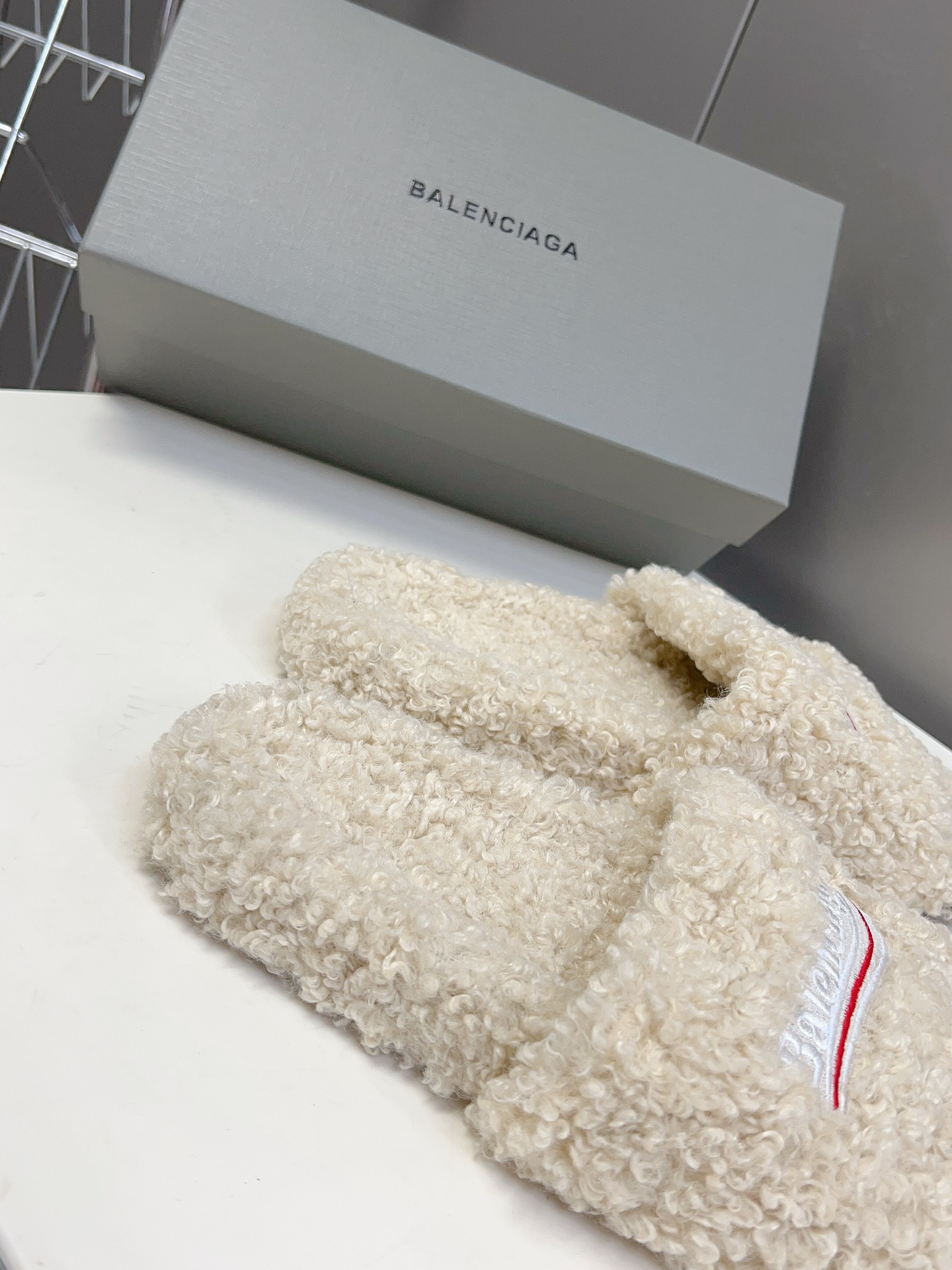 
𝐁𝐀𝐋𝐄𝐍𝐂𝐈𝐀𝐆𝐀｜𝐒𝐒 𝐧𝐞𝐰 
Balenciaga巴黎世家 新款情侣棉拖
可乐刺绣斜纹磨毛棉布