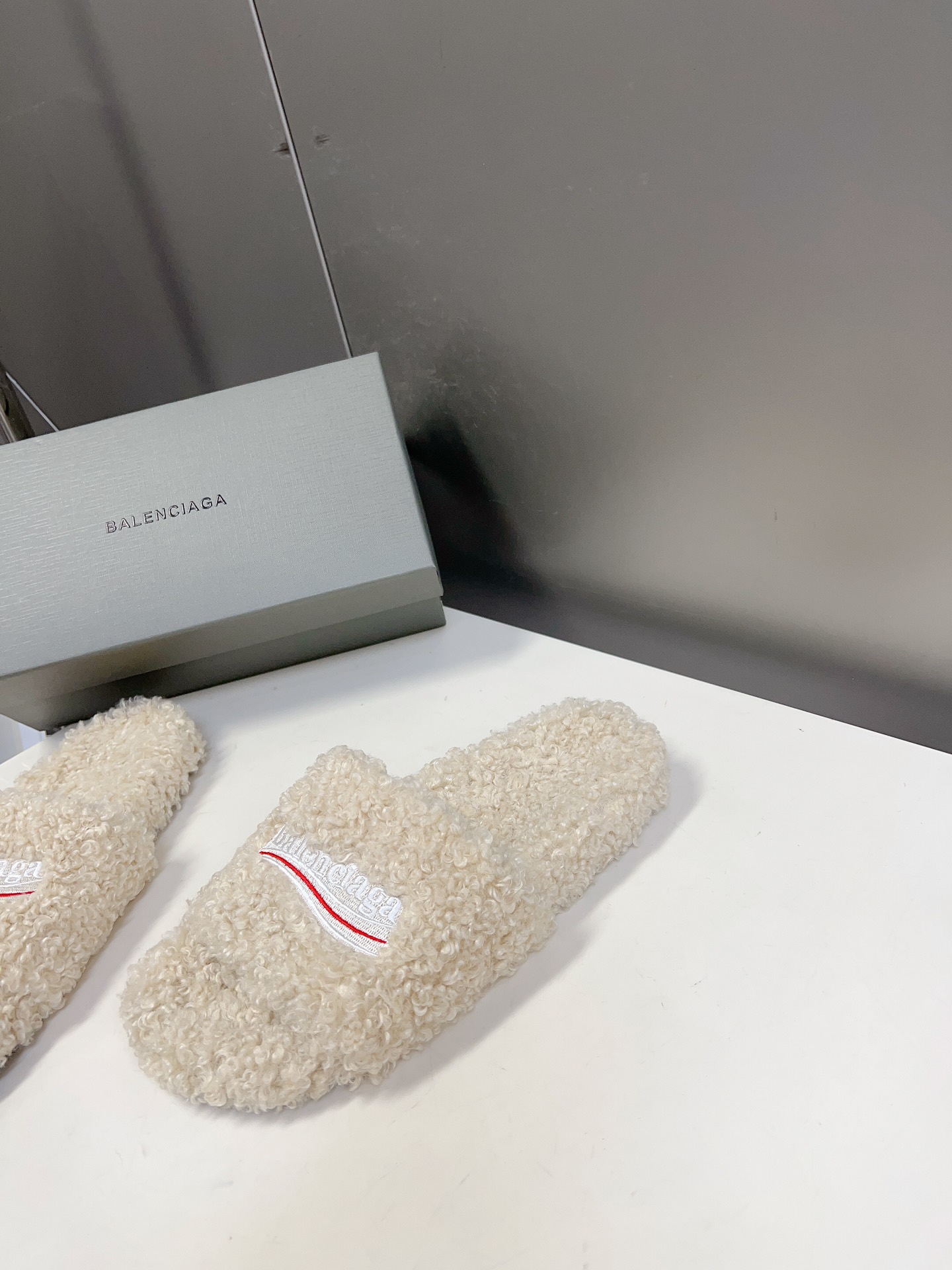 
𝐁𝐀𝐋𝐄𝐍𝐂𝐈𝐀𝐆𝐀｜𝐒𝐒 𝐧𝐞𝐰 
Balenciaga巴黎世家 新款情侣棉拖
可乐刺绣斜纹磨毛棉布