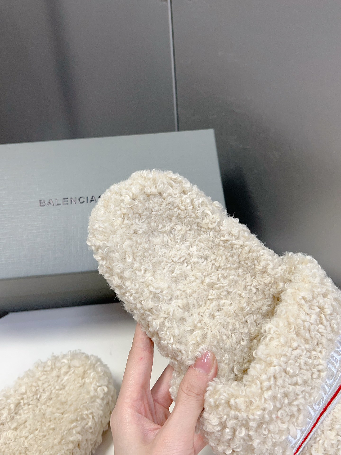 
𝐁𝐀𝐋𝐄𝐍𝐂𝐈𝐀𝐆𝐀｜𝐒𝐒 𝐧𝐞𝐰 
Balenciaga巴黎世家 新款情侣棉拖
可乐刺绣斜纹磨毛棉布
