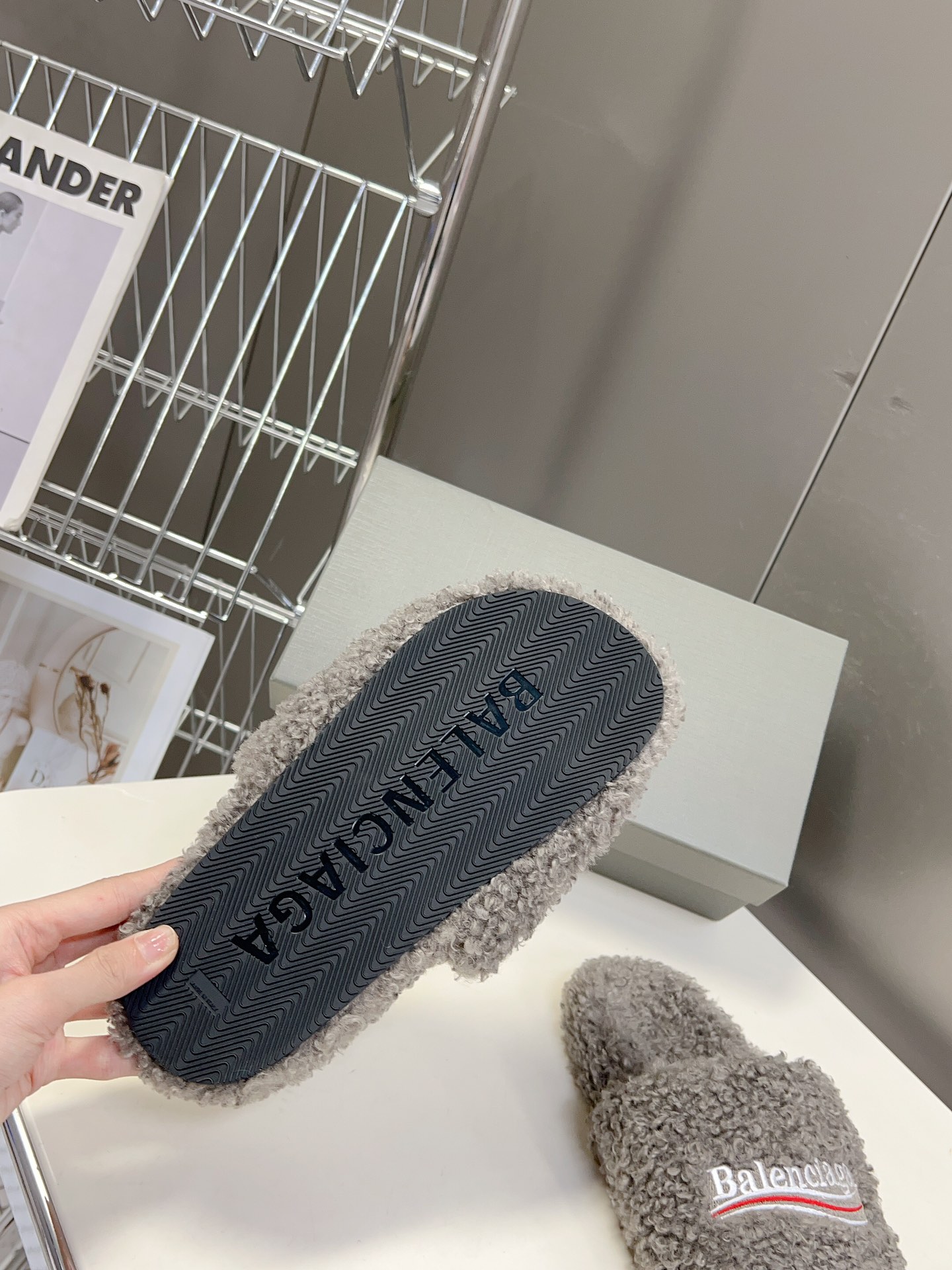 
𝐁𝐀𝐋𝐄𝐍𝐂𝐈𝐀𝐆𝐀｜𝐒𝐒 𝐧𝐞𝐰 
Balenciaga巴黎世家 新款情侣棉拖
可乐刺绣斜纹磨毛棉布