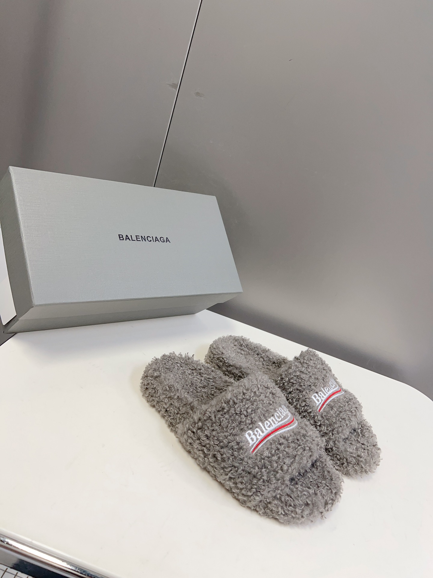 
𝐁𝐀𝐋𝐄𝐍𝐂𝐈𝐀𝐆𝐀｜𝐒𝐒 𝐧𝐞𝐰 
Balenciaga巴黎世家 新款情侣棉拖
可乐刺绣斜纹磨毛棉布