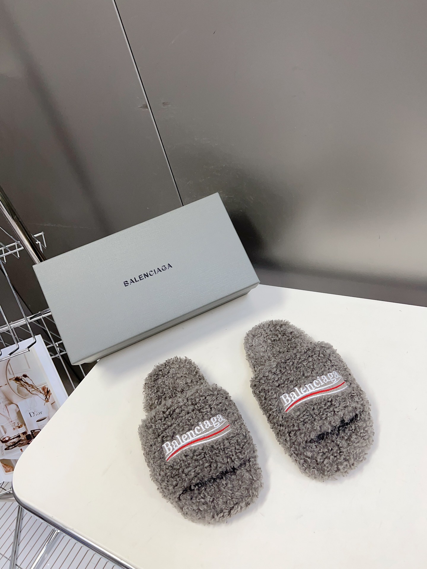
𝐁𝐀𝐋𝐄𝐍𝐂𝐈𝐀𝐆𝐀｜𝐒𝐒 𝐧𝐞𝐰 
Balenciaga巴黎世家 新款情侣棉拖
可乐刺绣斜纹磨毛棉布