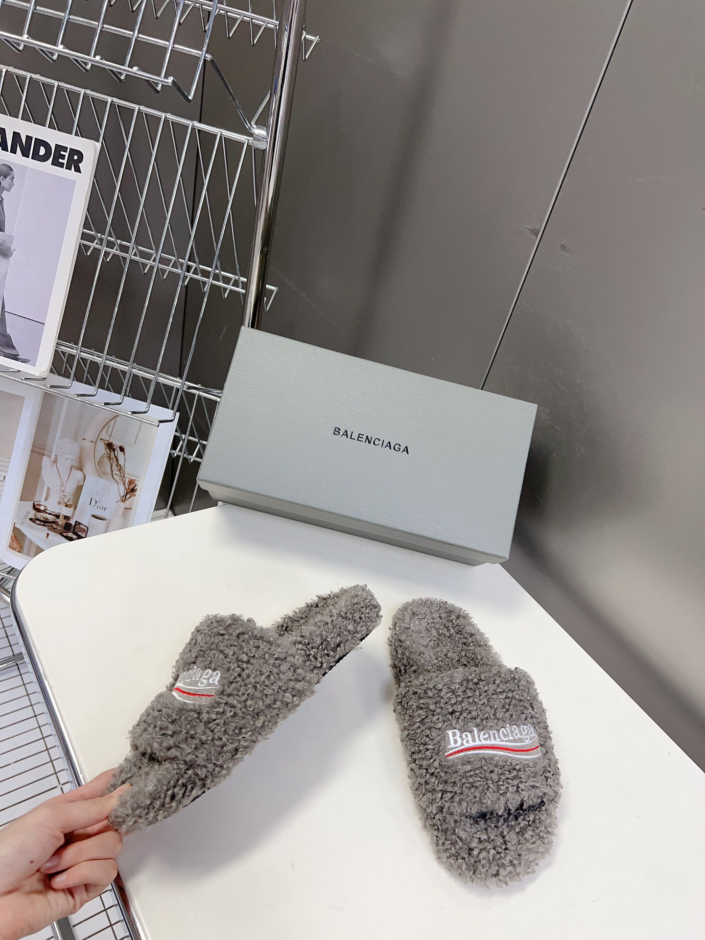 
𝐁𝐀𝐋𝐄𝐍𝐂𝐈𝐀𝐆𝐀｜𝐒𝐒 𝐧𝐞𝐰 
Balenciaga巴黎世家 新款情侣棉拖
可乐刺绣斜纹磨毛棉布