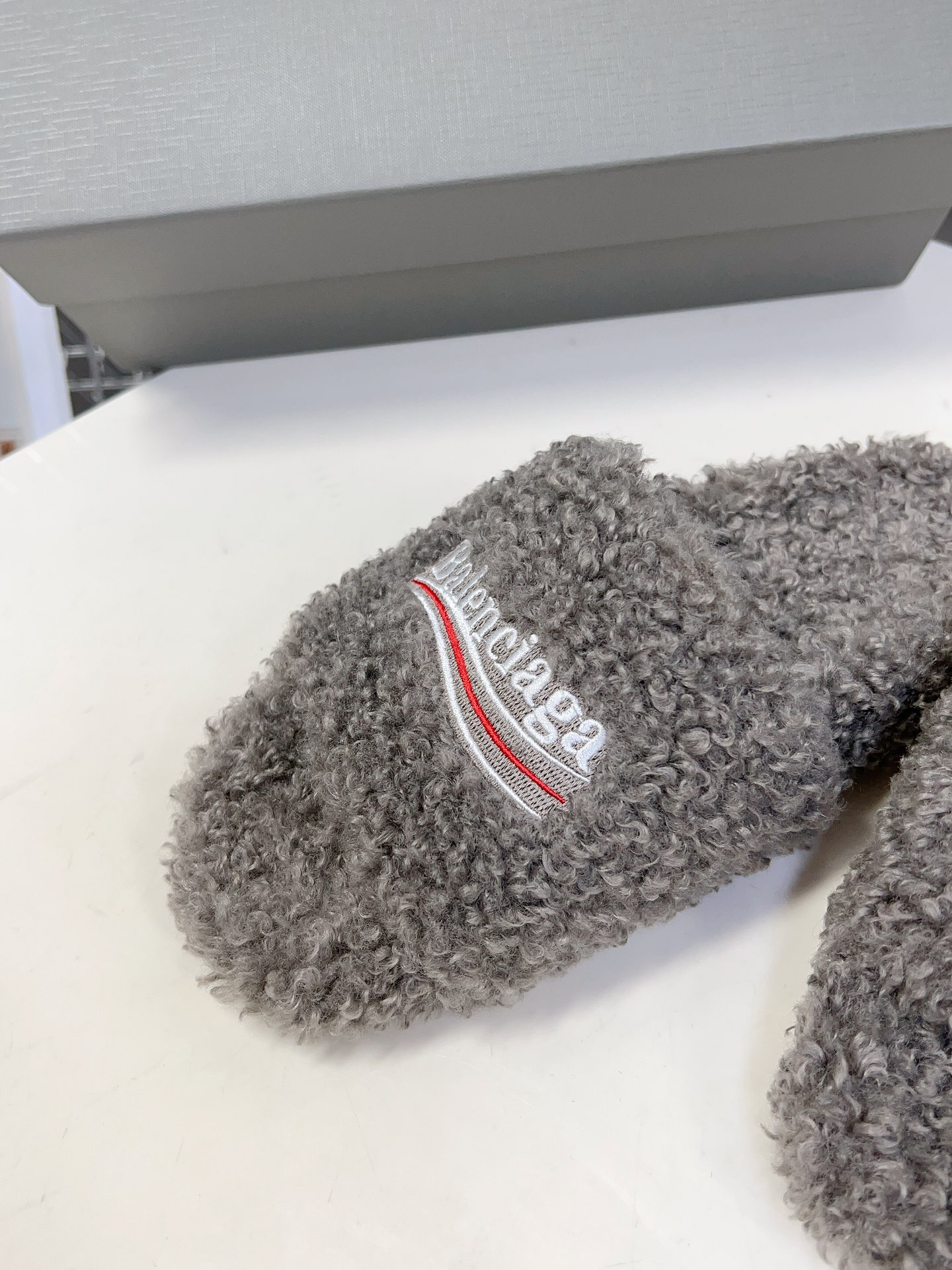 
𝐁𝐀𝐋𝐄𝐍𝐂𝐈𝐀𝐆𝐀｜𝐒𝐒 𝐧𝐞𝐰 
Balenciaga巴黎世家 新款情侣棉拖
可乐刺绣斜纹磨毛棉布