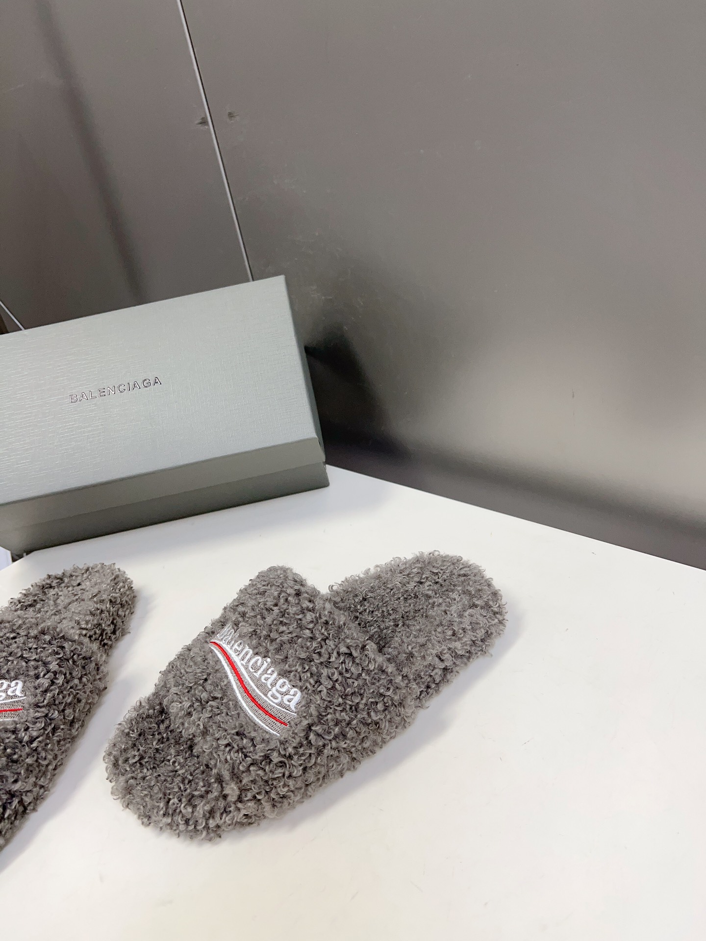 
𝐁𝐀𝐋𝐄𝐍𝐂𝐈𝐀𝐆𝐀｜𝐒𝐒 𝐧𝐞𝐰 
Balenciaga巴黎世家 新款情侣棉拖
可乐刺绣斜纹磨毛棉布