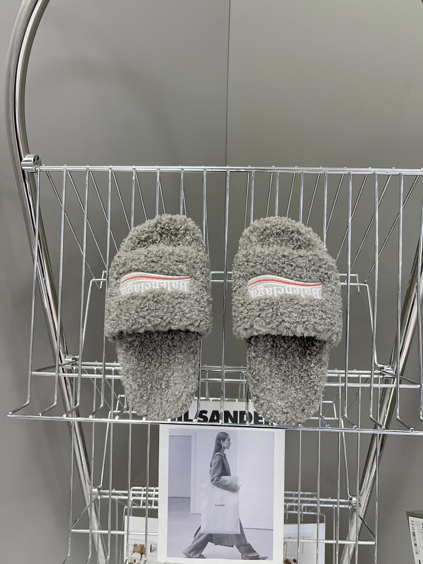 
𝐁𝐀𝐋𝐄𝐍𝐂𝐈𝐀𝐆𝐀｜𝐒𝐒 𝐧𝐞𝐰 
Balenciaga巴黎世家 新款情侣棉拖
可乐刺绣斜纹磨毛棉布