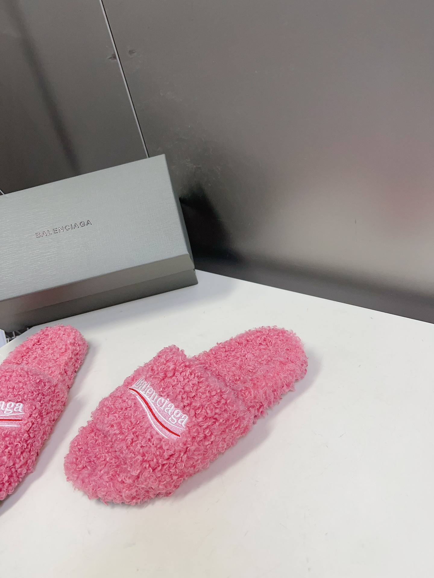 
𝐁𝐀𝐋𝐄𝐍𝐂𝐈𝐀𝐆𝐀｜𝐒𝐒 𝐧𝐞𝐰 
Balenciaga巴黎世家 新款情侣棉拖
可乐刺绣斜纹磨毛棉布