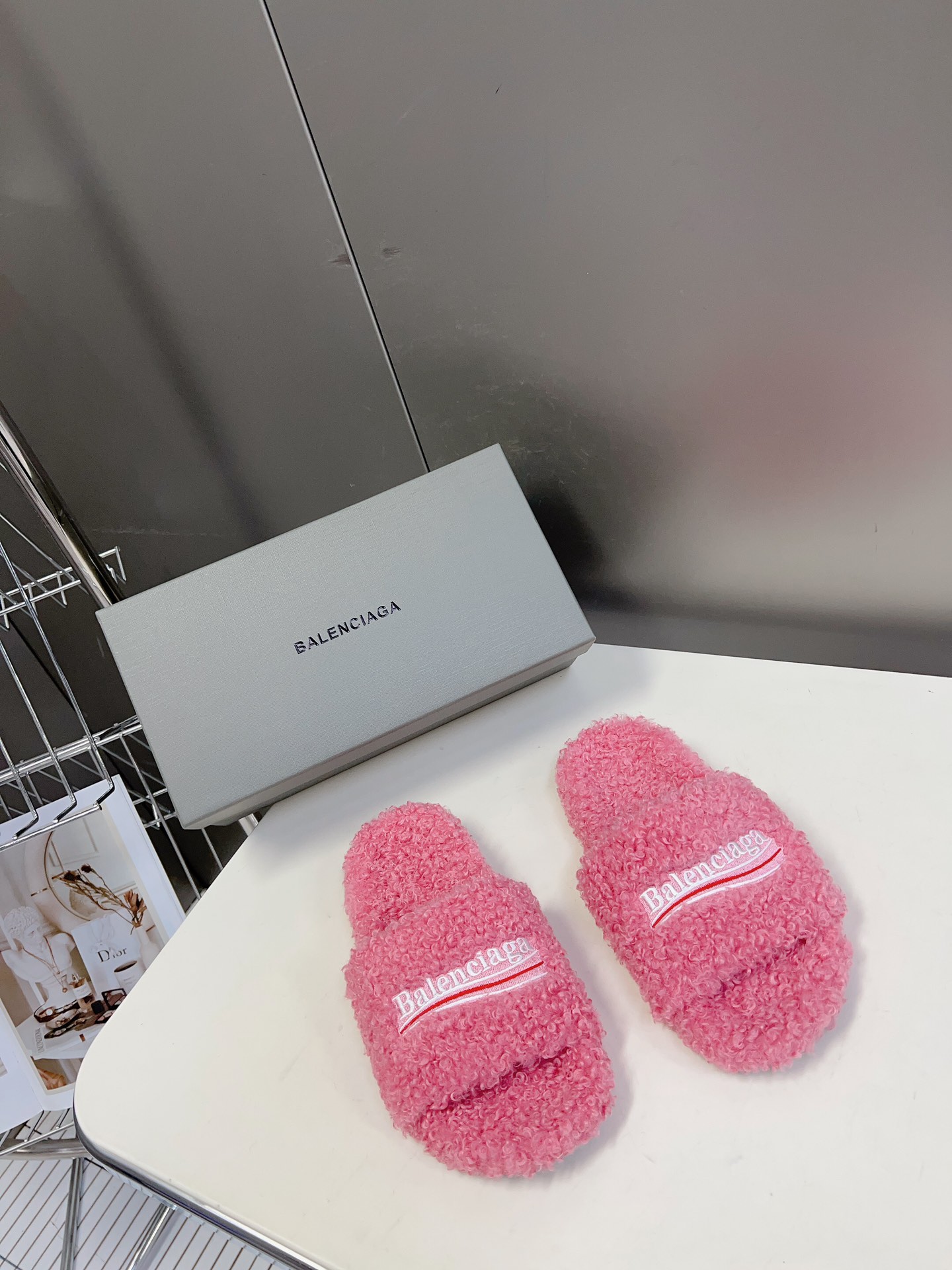 
𝐁𝐀𝐋𝐄𝐍𝐂𝐈𝐀𝐆𝐀｜𝐒𝐒 𝐧𝐞𝐰 
Balenciaga巴黎世家 新款情侣棉拖
可乐刺绣斜纹磨毛棉布
