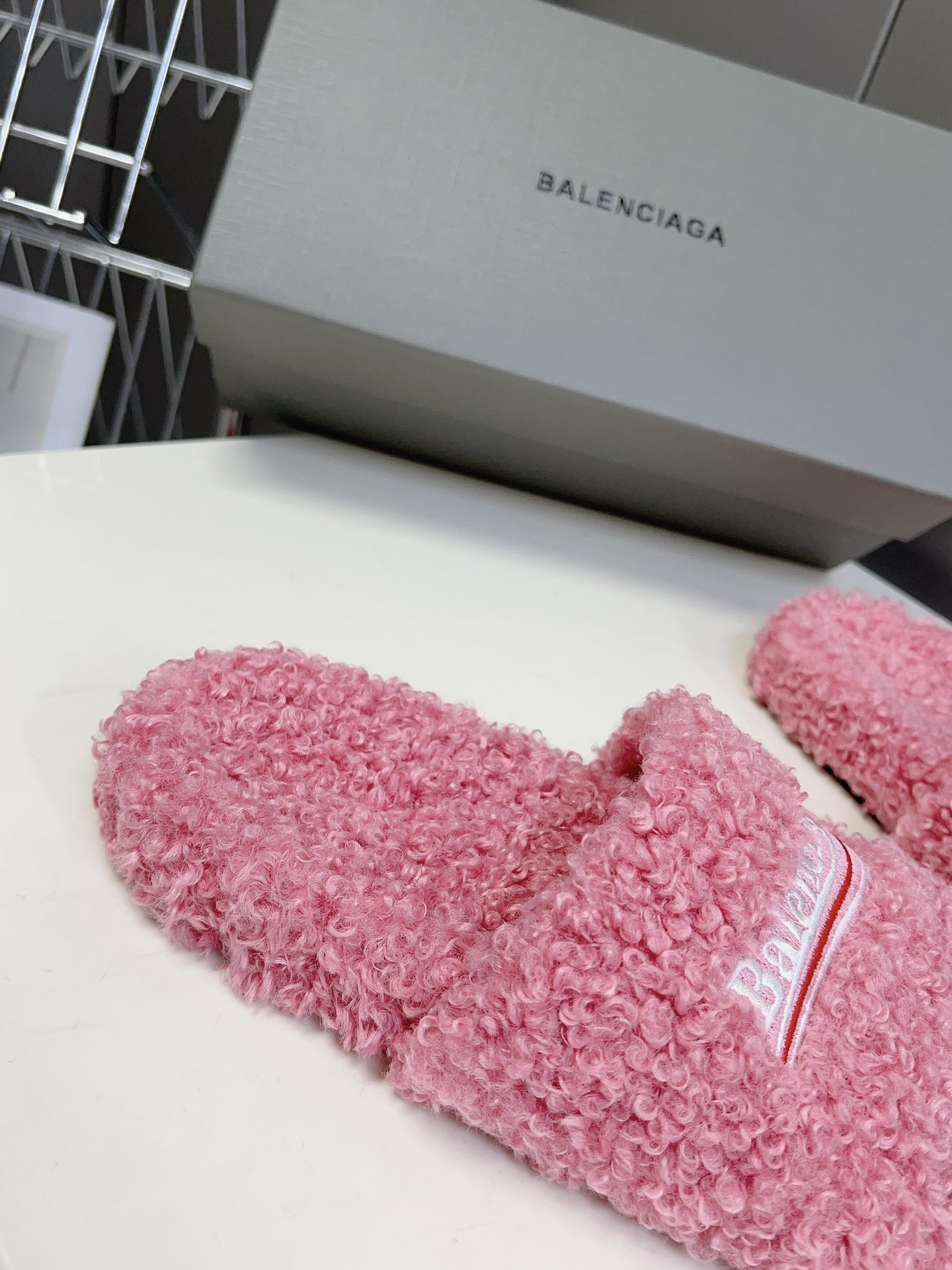 
𝐁𝐀𝐋𝐄𝐍𝐂𝐈𝐀𝐆𝐀｜𝐒𝐒 𝐧𝐞𝐰 
Balenciaga巴黎世家 新款情侣棉拖
可乐刺绣斜纹磨毛棉布