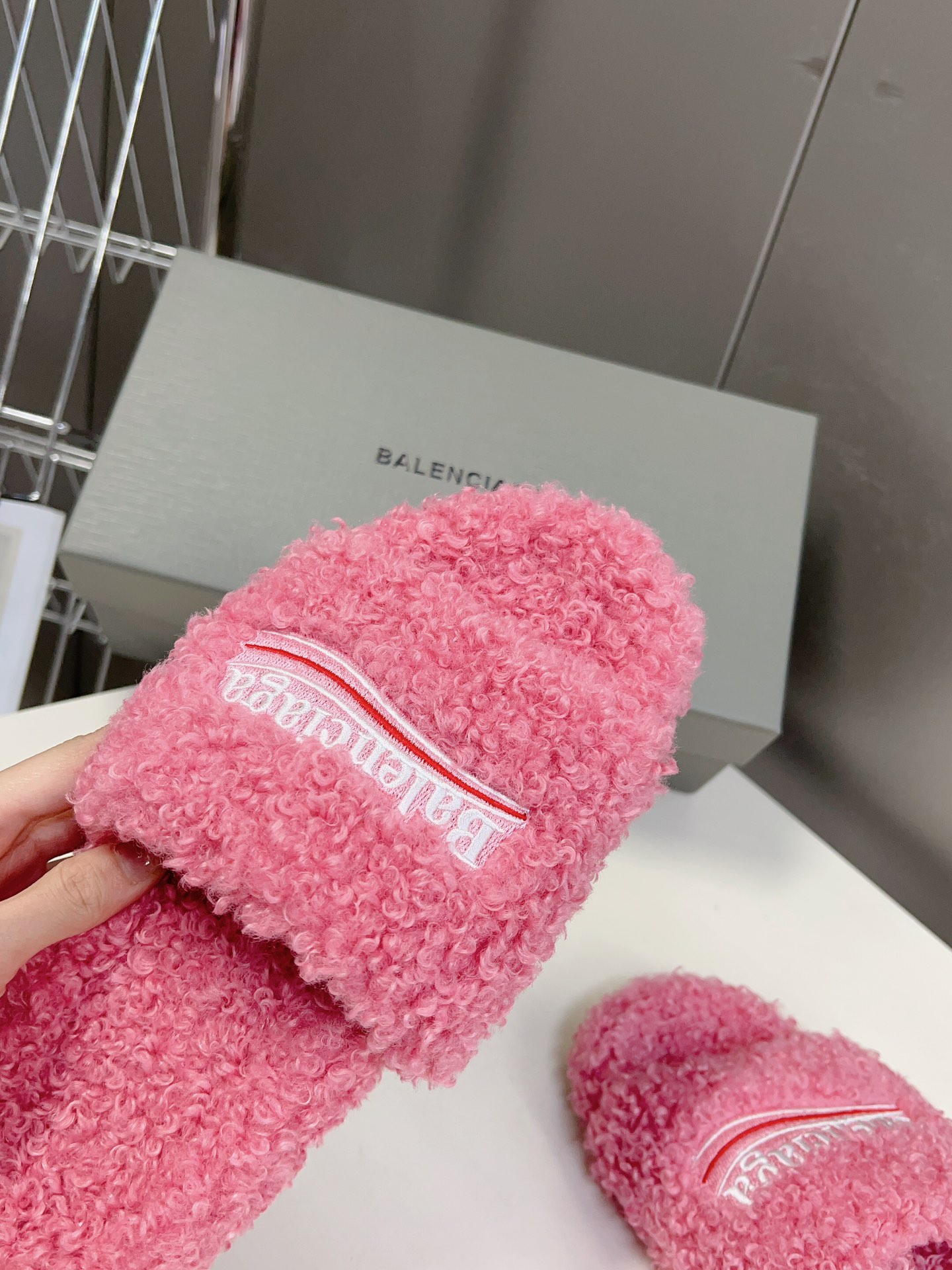 
𝐁𝐀𝐋𝐄𝐍𝐂𝐈𝐀𝐆𝐀｜𝐒𝐒 𝐧𝐞𝐰 
Balenciaga巴黎世家 新款情侣棉拖
可乐刺绣斜纹磨毛棉布