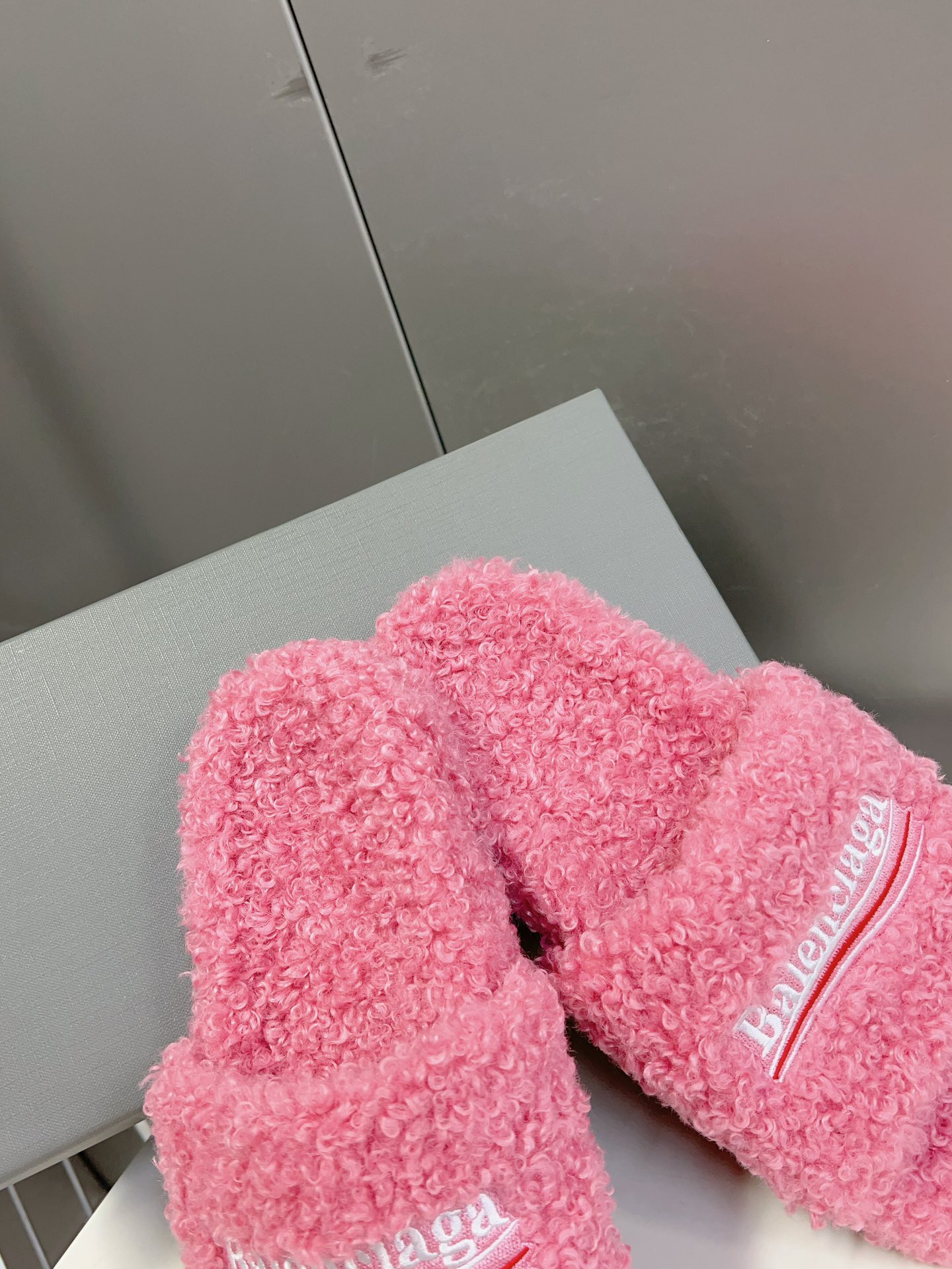 
𝐁𝐀𝐋𝐄𝐍𝐂𝐈𝐀𝐆𝐀｜𝐒𝐒 𝐧𝐞𝐰 
Balenciaga巴黎世家 新款情侣棉拖
可乐刺绣斜纹磨毛棉布