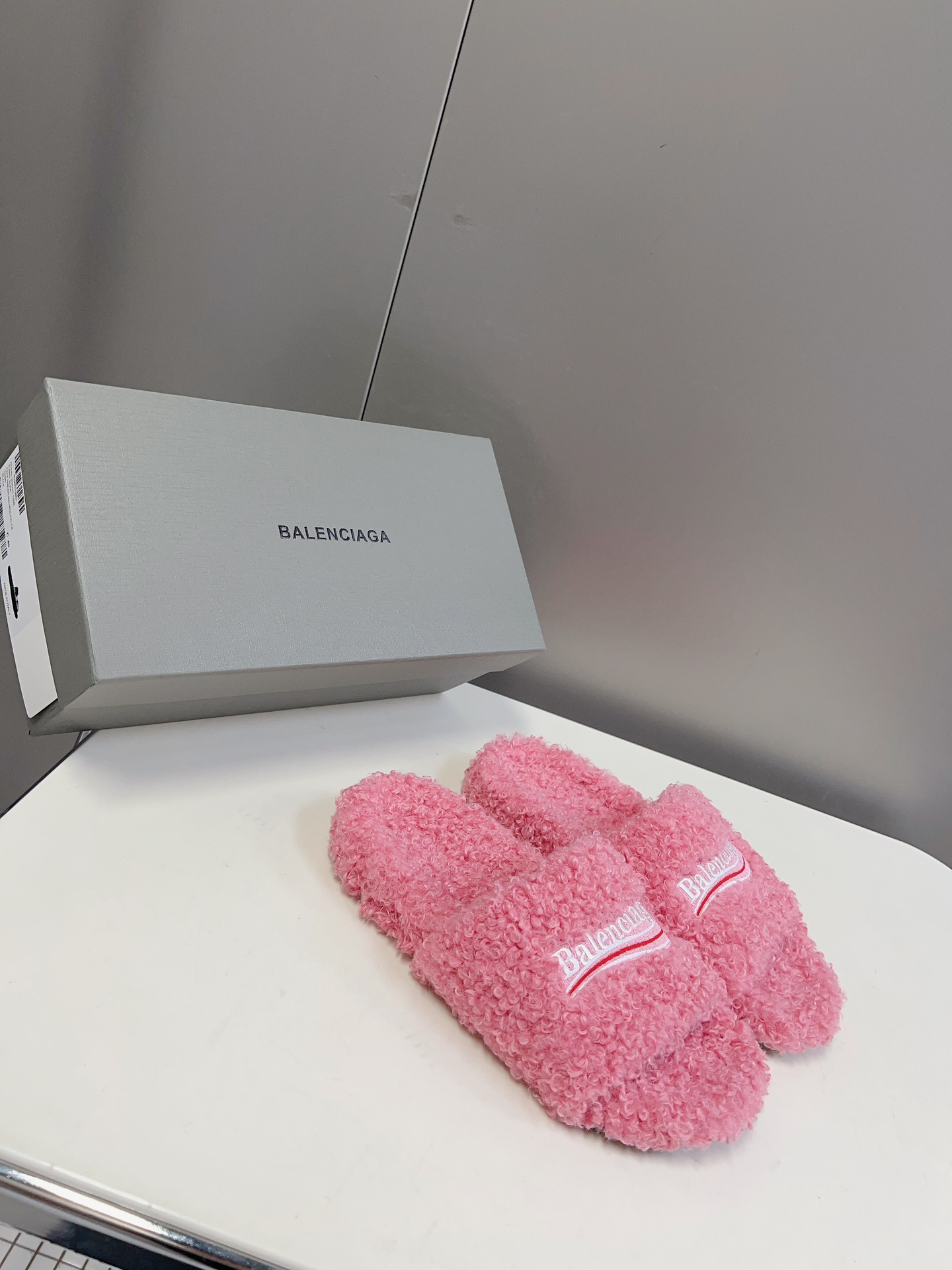 
𝐁𝐀𝐋𝐄𝐍𝐂𝐈𝐀𝐆𝐀｜𝐒𝐒 𝐧𝐞𝐰 
Balenciaga巴黎世家 新款情侣棉拖
可乐刺绣斜纹磨毛棉布