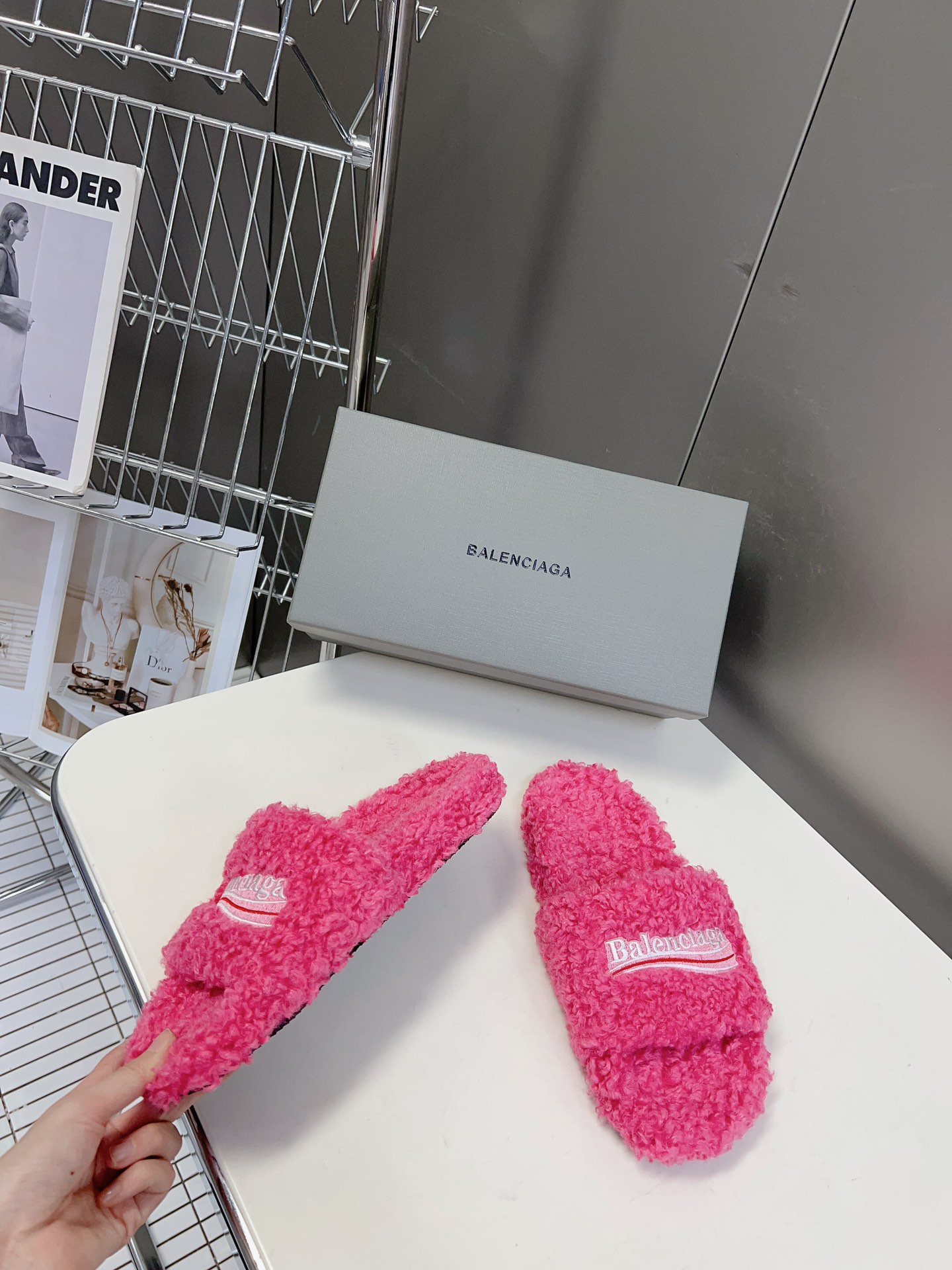 
𝐁𝐀𝐋𝐄𝐍𝐂𝐈𝐀𝐆𝐀｜𝐒𝐒 𝐧𝐞𝐰 
Balenciaga巴黎世家 新款情侣棉拖
可乐刺绣斜纹磨毛棉布