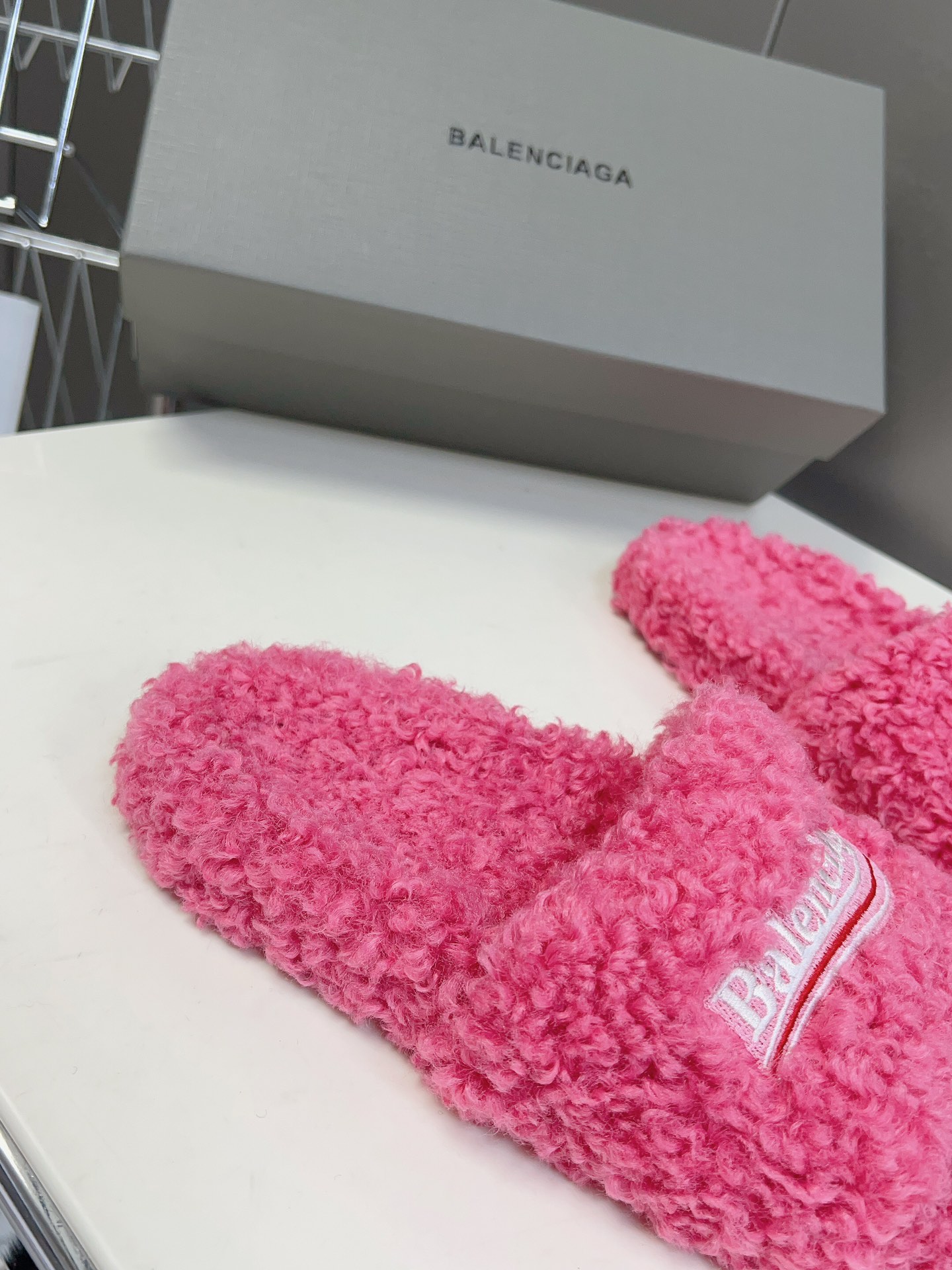 
𝐁𝐀𝐋𝐄𝐍𝐂𝐈𝐀𝐆𝐀｜𝐒𝐒 𝐧𝐞𝐰 
Balenciaga巴黎世家 新款情侣棉拖
可乐刺绣斜纹磨毛棉布