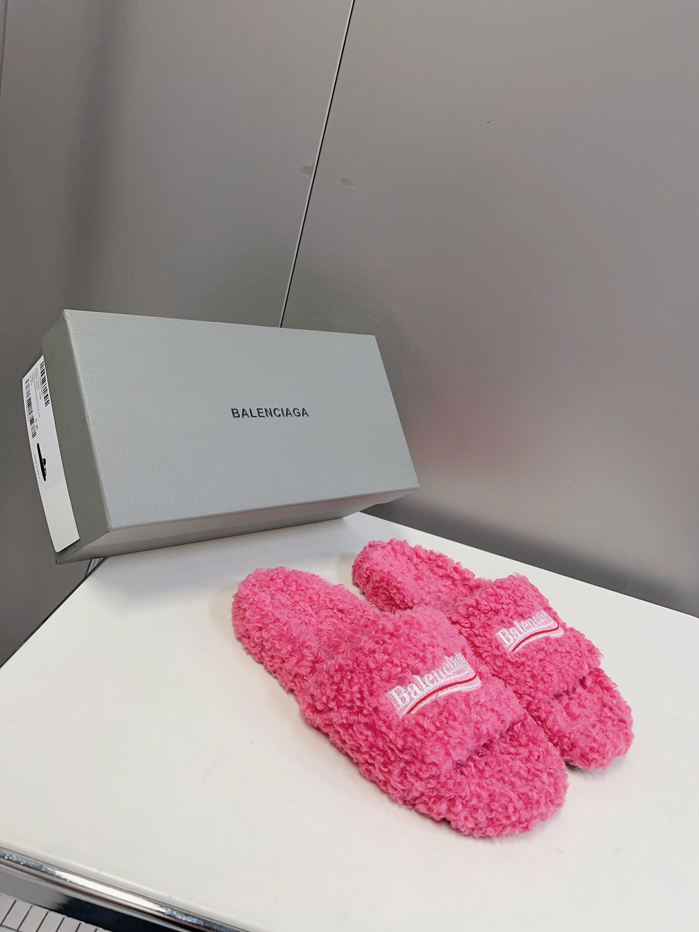 
𝐁𝐀𝐋𝐄𝐍𝐂𝐈𝐀𝐆𝐀｜𝐒𝐒 𝐧𝐞𝐰 
Balenciaga巴黎世家 新款情侣棉拖
可乐刺绣斜纹磨毛棉布